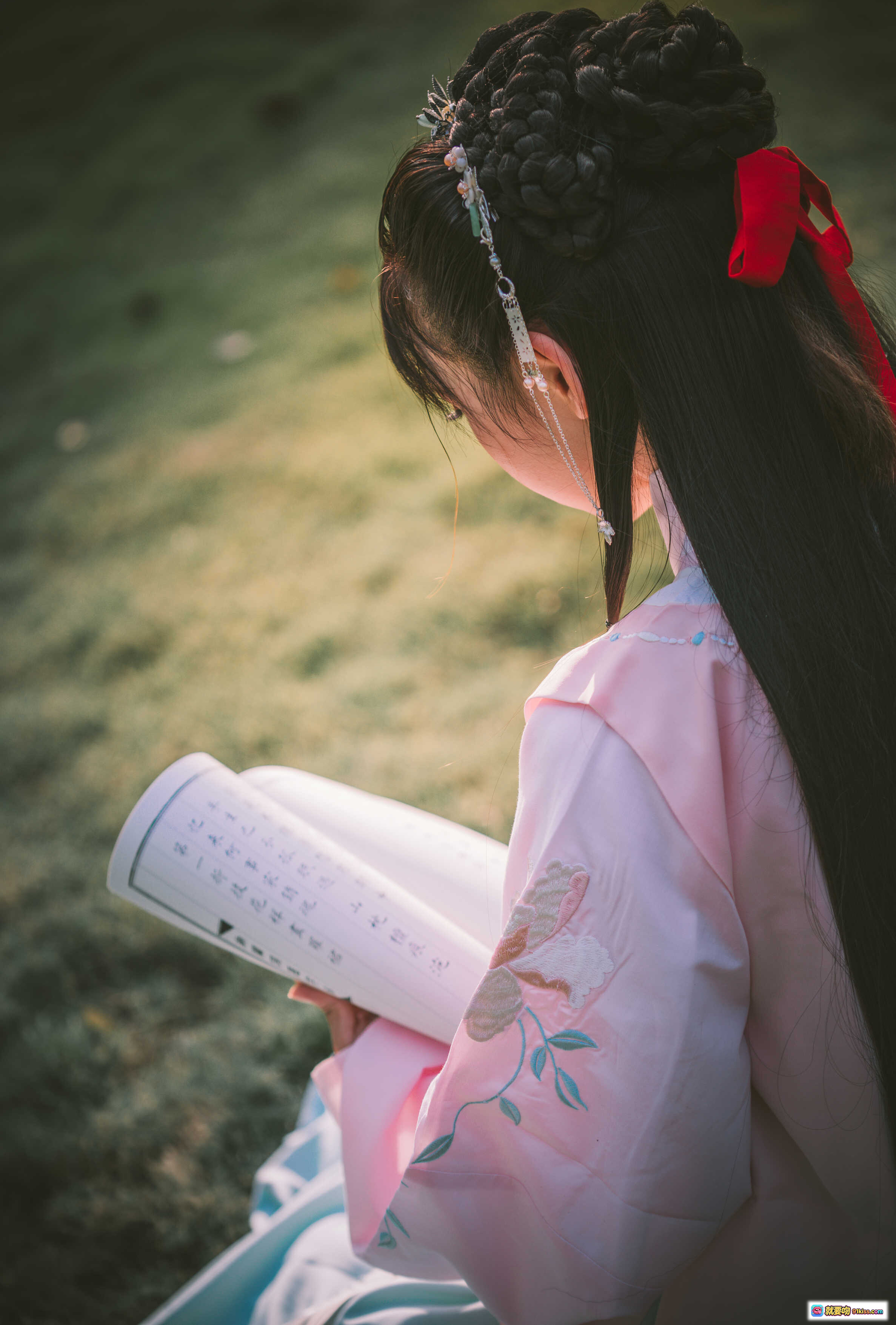 图片[4] - 面饼仙儿NO.107明治汉服写真·古风少女柳林持卷·粉色刺绣汉服·古典发饰·自然光人像摄影 - 就要吻