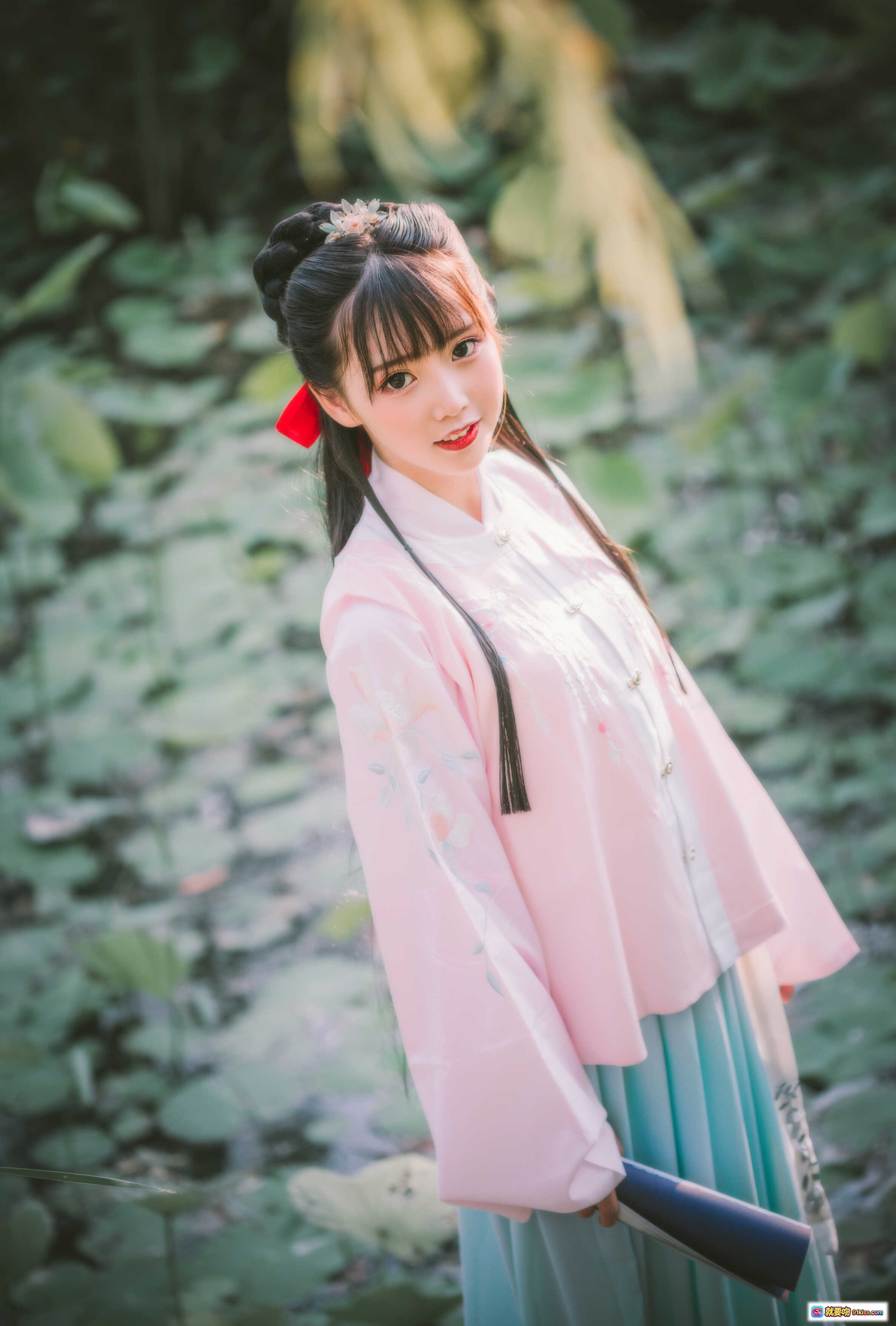 图片[6] - 面饼仙儿NO.107明治汉服写真·古风少女柳林持卷·粉色刺绣汉服·古典发饰·自然光人像摄影 - 就要吻