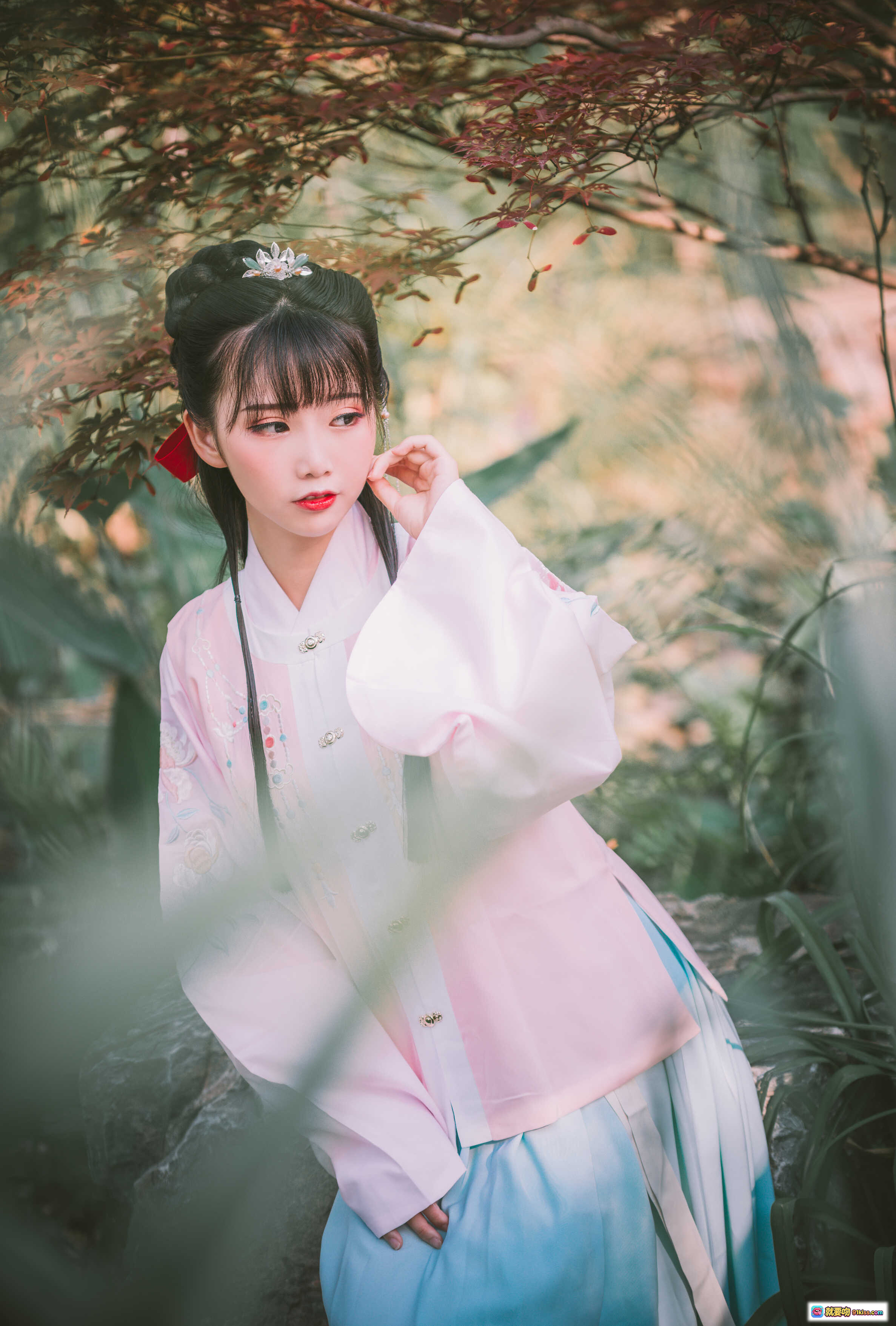 图片[9] - 面饼仙儿NO.107明治汉服写真·古风少女柳林持卷·粉色刺绣汉服·古典发饰·自然光人像摄影 - 就要吻