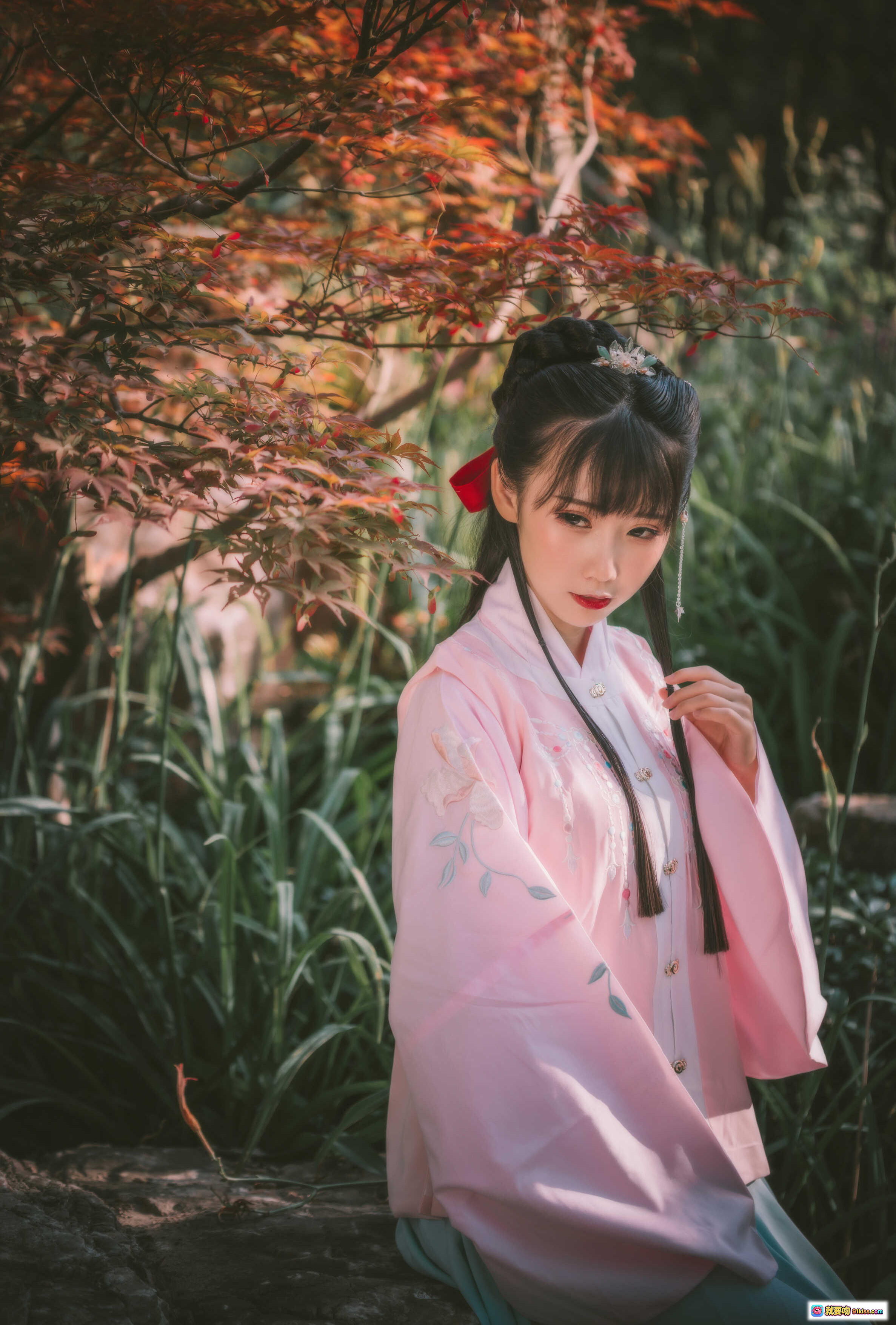 图片[7] - 面饼仙儿NO.107明治汉服写真·古风少女柳林持卷·粉色刺绣汉服·古典发饰·自然光人像摄影 - 就要吻