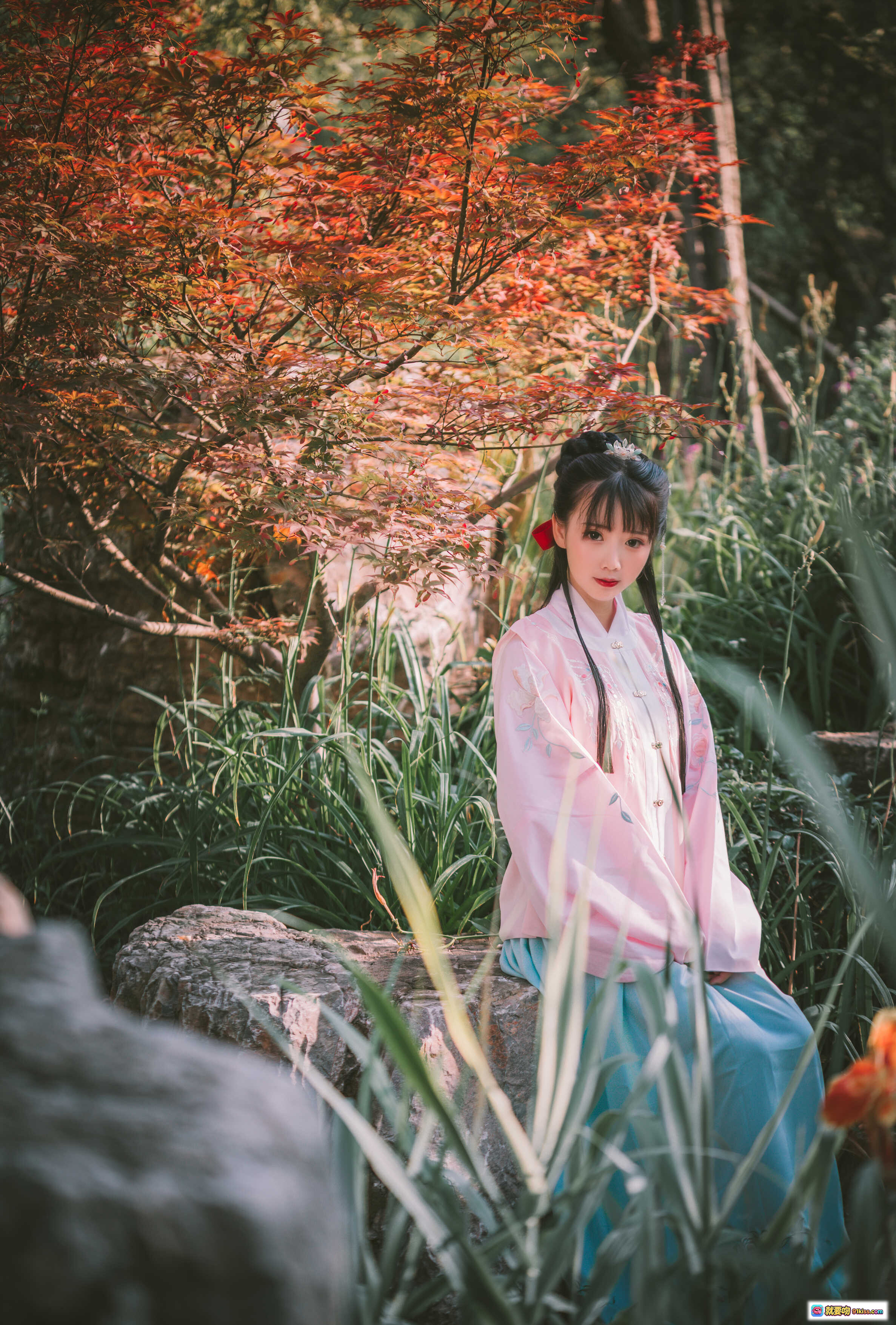 图片[2] - 面饼仙儿NO.107明治汉服写真·古风少女柳林持卷·粉色刺绣汉服·古典发饰·自然光人像摄影 - 就要吻