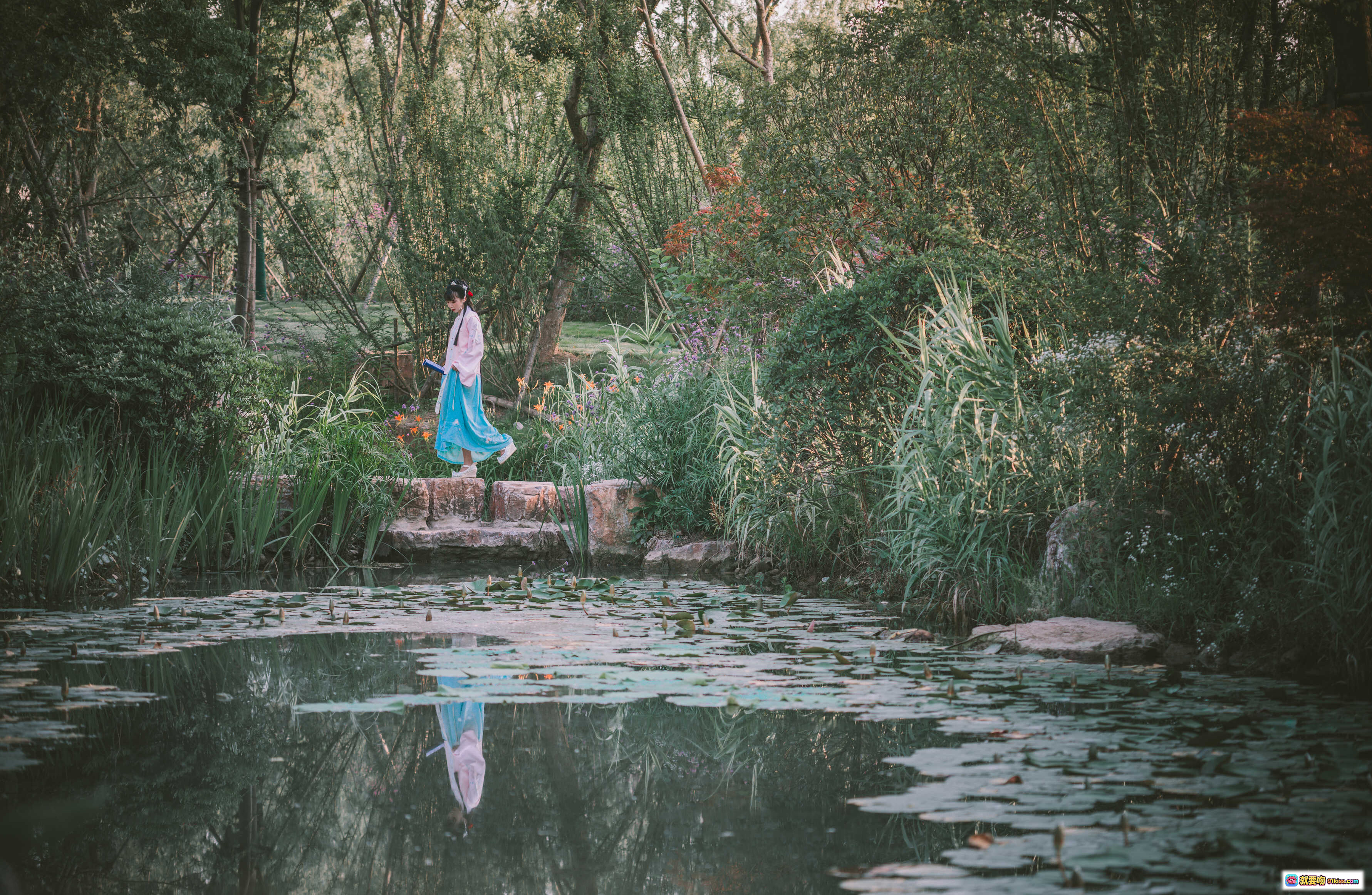 图片[3] - 面饼仙儿NO.107明治汉服写真·古风少女柳林持卷·粉色刺绣汉服·古典发饰·自然光人像摄影 - 就要吻
