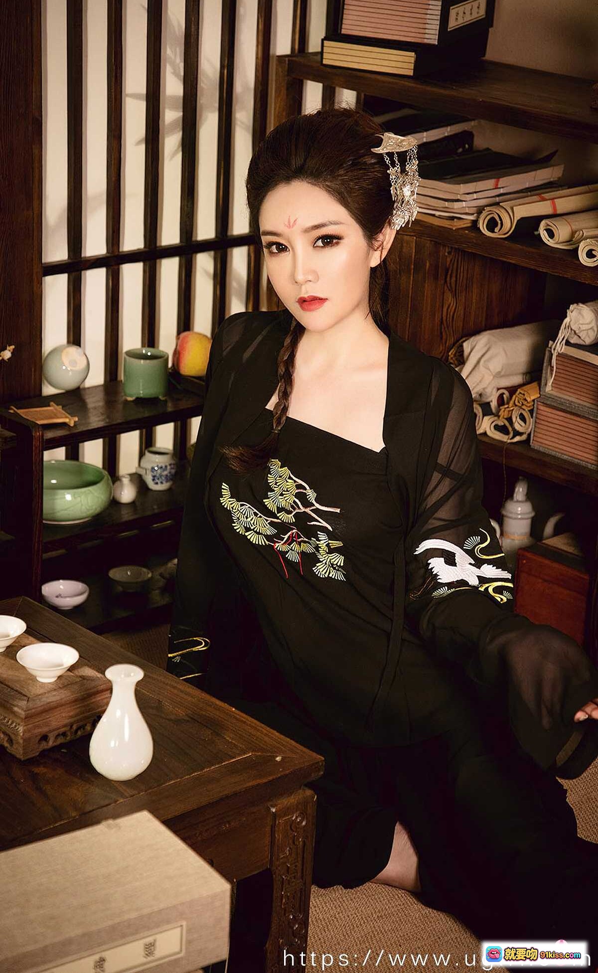 图片[6] - 金梓琳红袍和风写真 | Ugirls尤果网爱尤物No.2010 | 古风灯笼背景性感私房照 - 就要吻