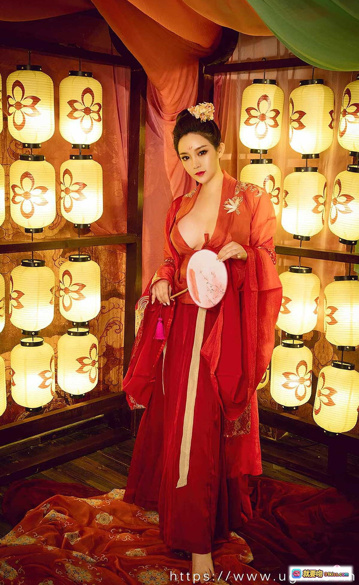 图片[2] - 金梓琳红袍和风写真 | Ugirls尤果网爱尤物No.2010 | 古风灯笼背景性感私房照 - 就要吻