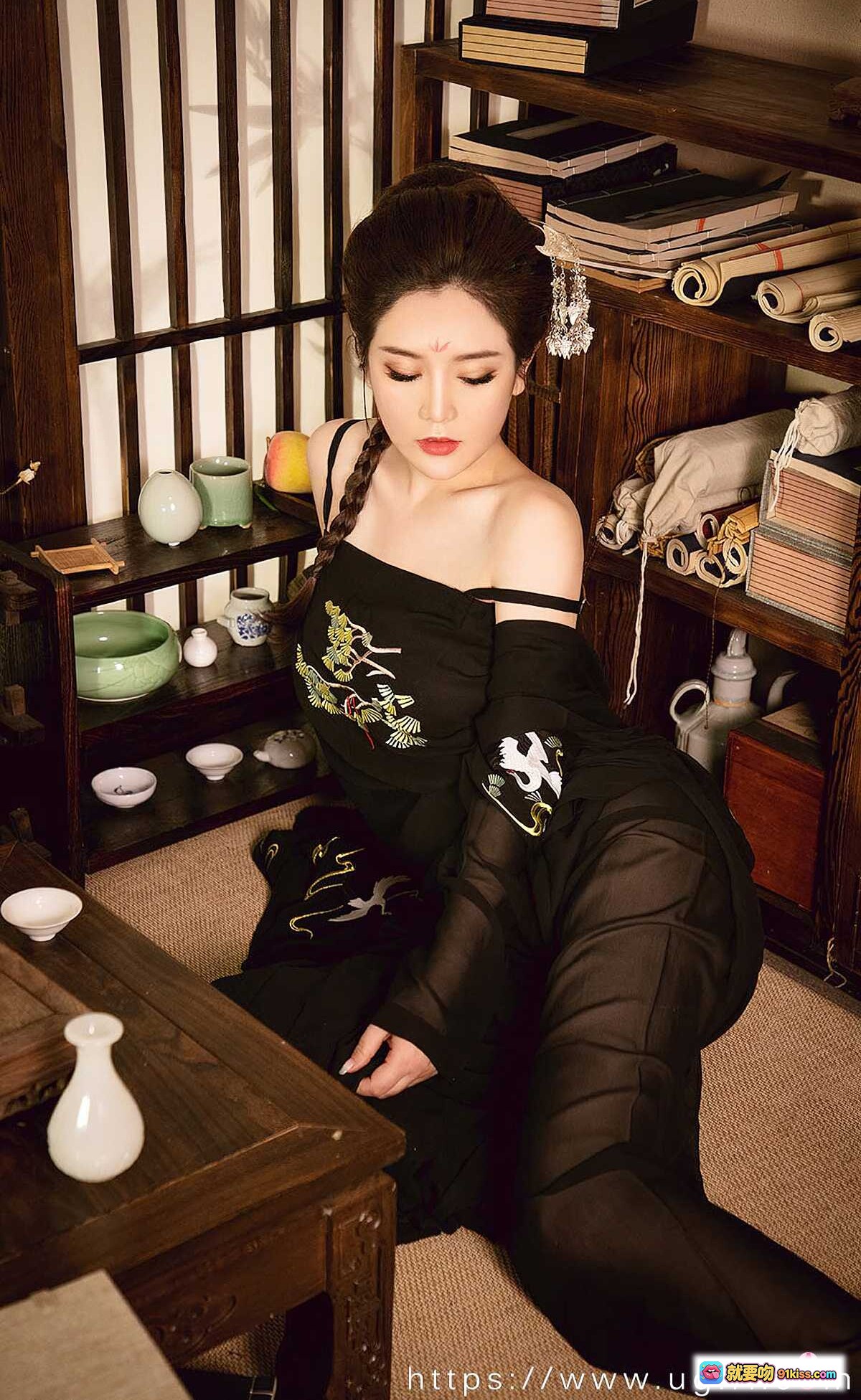 图片[4] - 金梓琳红袍和风写真 | Ugirls尤果网爱尤物No.2010 | 古风灯笼背景性感私房照 - 就要吻