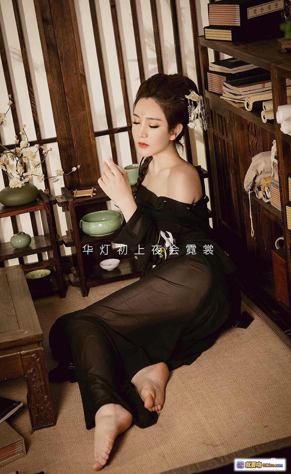 图片[9] - 金梓琳红袍和风写真 | Ugirls尤果网爱尤物No.2010 | 古风灯笼背景性感私房照 - 就要吻