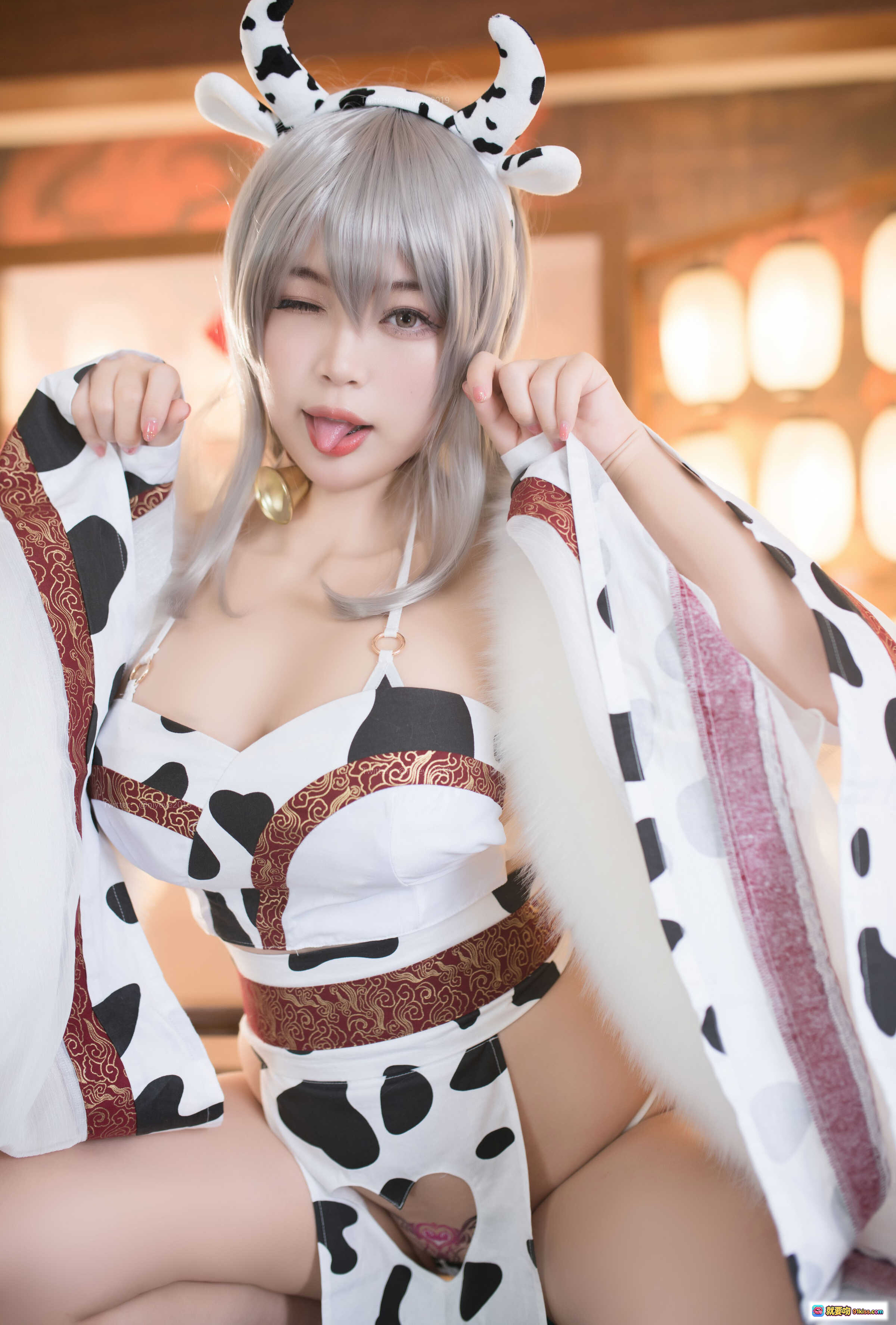 图片[6] - 白烨VOL.027色牛牛Cosplay写真｜奶牛斑点装+鹿角发饰+和风背景+性感日系风格75P高清图集 - 就要吻