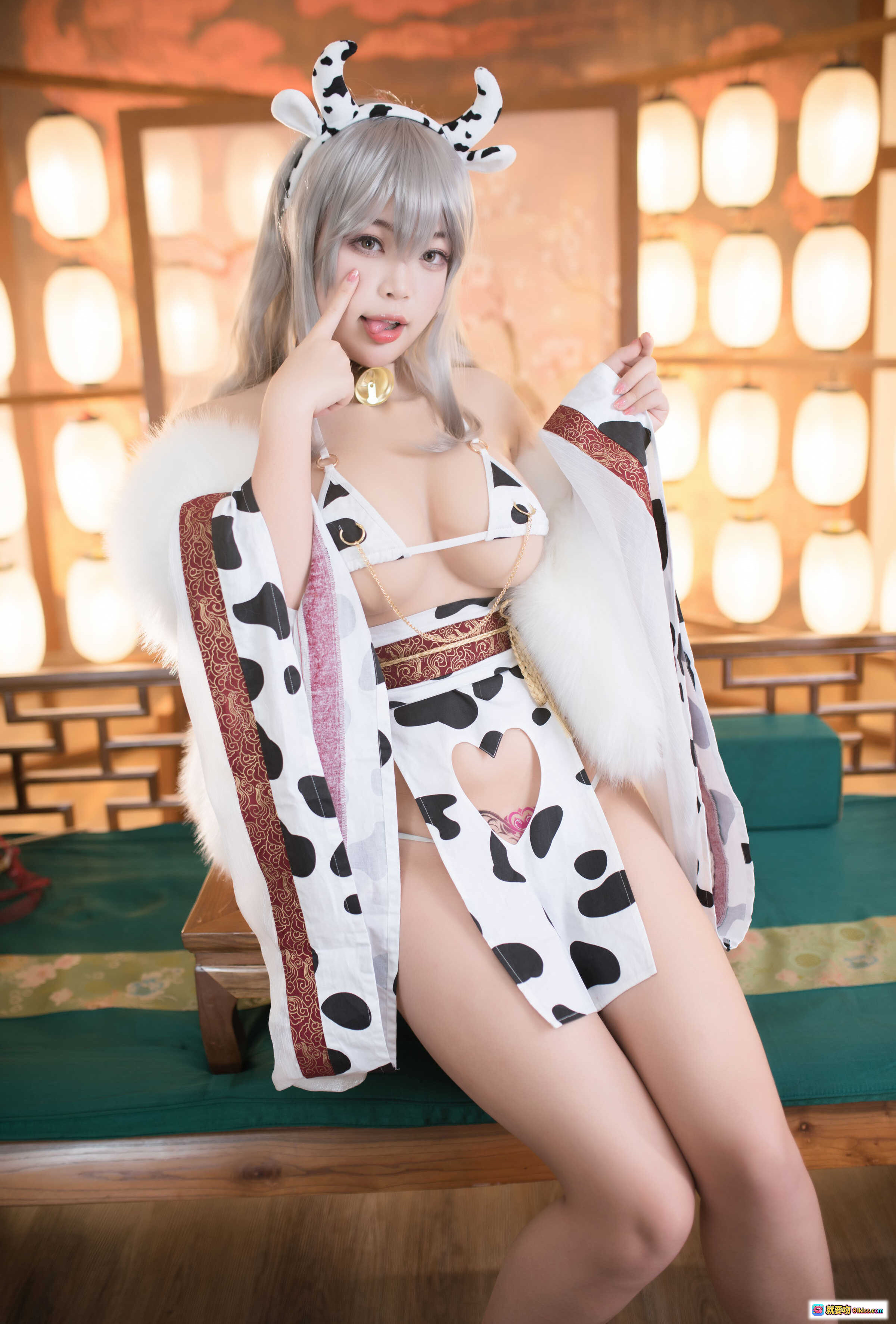 图片[2] - 白烨VOL.027色牛牛Cosplay写真｜奶牛斑点装+鹿角发饰+和风背景+性感日系风格75P高清图集 - 就要吻