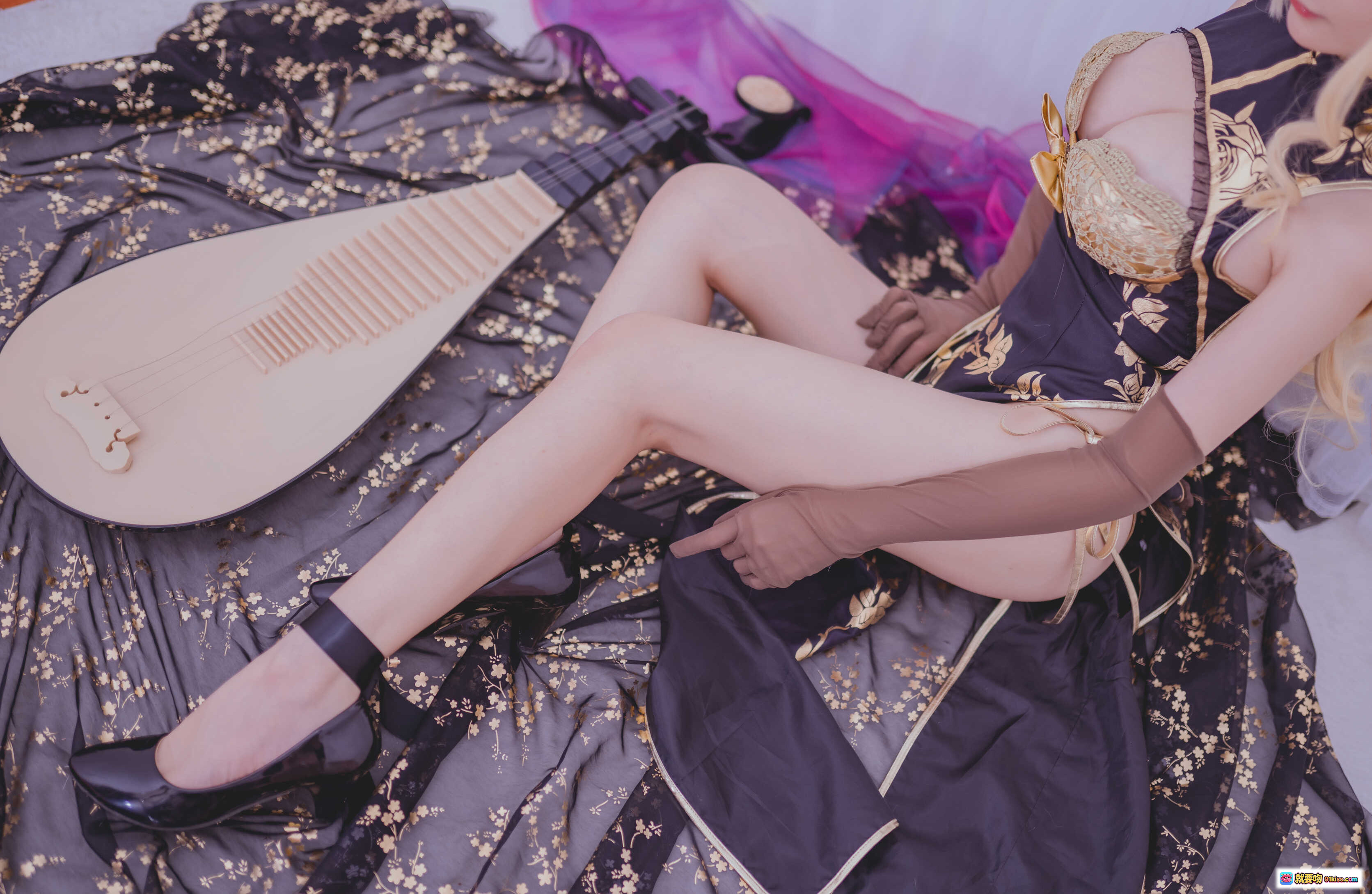 图片[9] - 前羽NO.006幻想金莲Cosplay写真-黑金旗袍蕾丝内衣琵琶古风美少女坐姿摄影集 - 就要吻