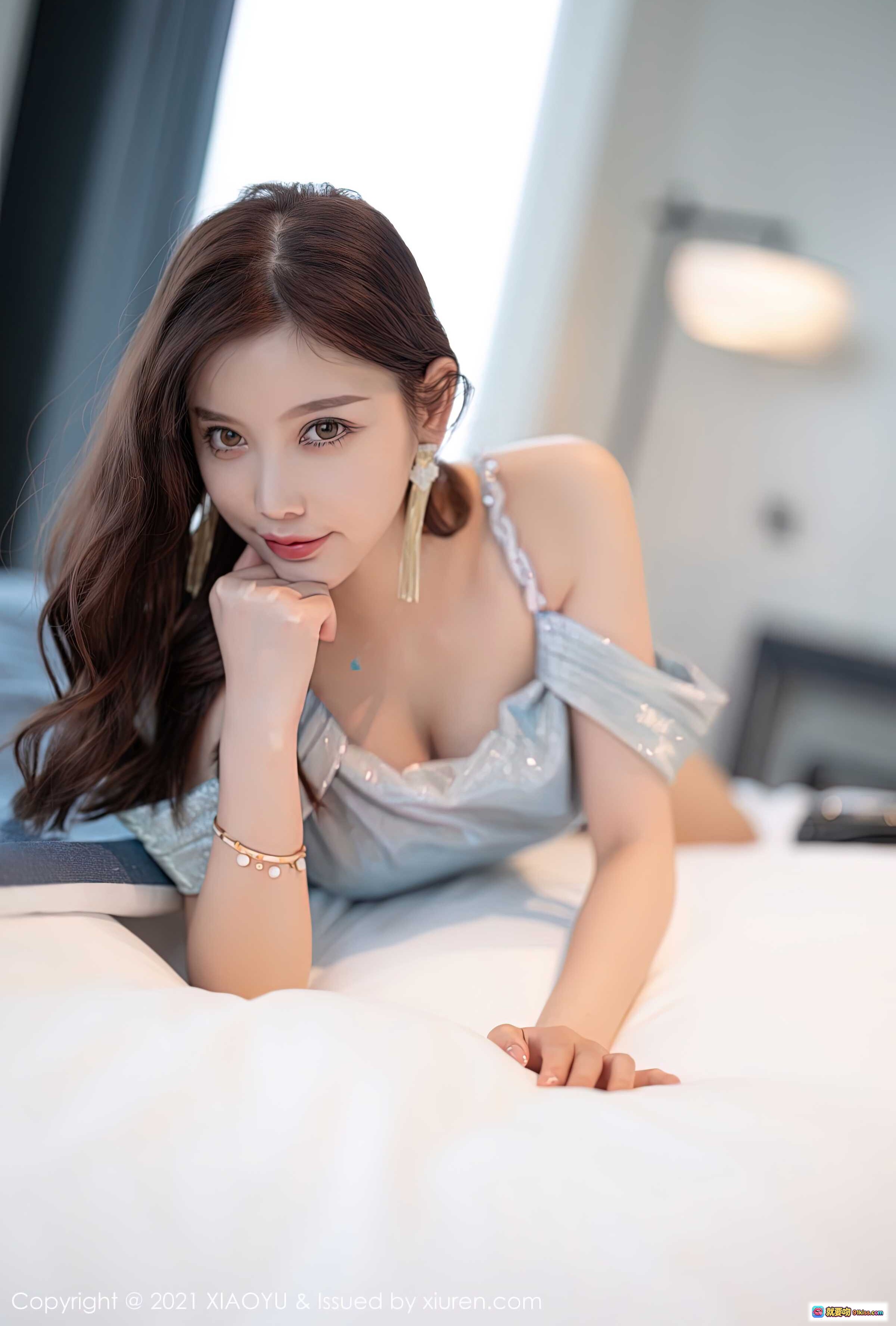 图片[5] - 杨晨晨Yome优雅坐床写真 | 灰蓝露肩短裙+高跟凉鞋 | 室内卧室氛围感美拍 | XIAOYU Vol.567 2021精选 - 就要吻