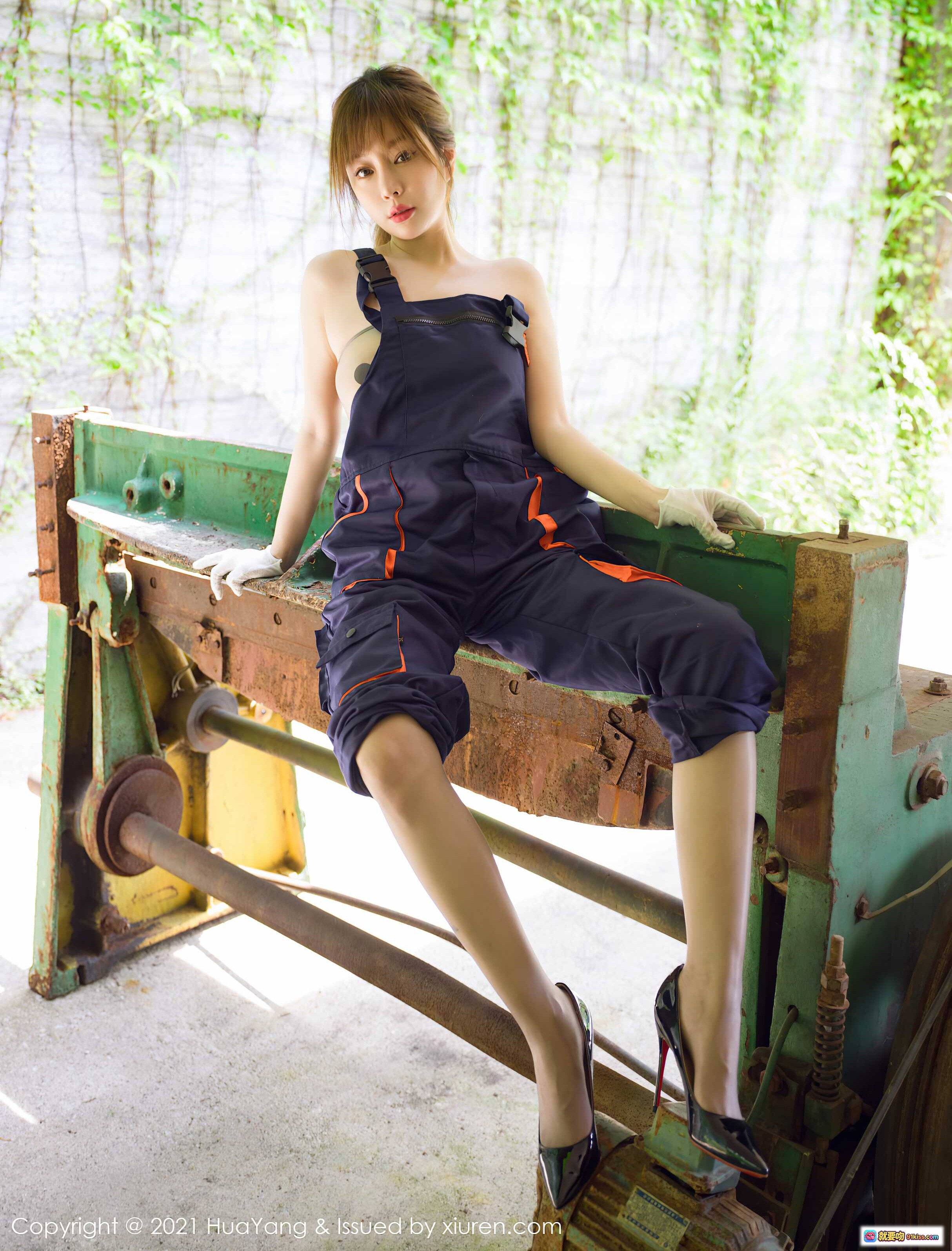 图片[5] - 王雨纯工装连体裤写真 | HuaYang花漾2021.08.20 Vol.441 | 深蓝橙边背带裤+白手套+黑高跟+户外绿植背景 - 就要吻