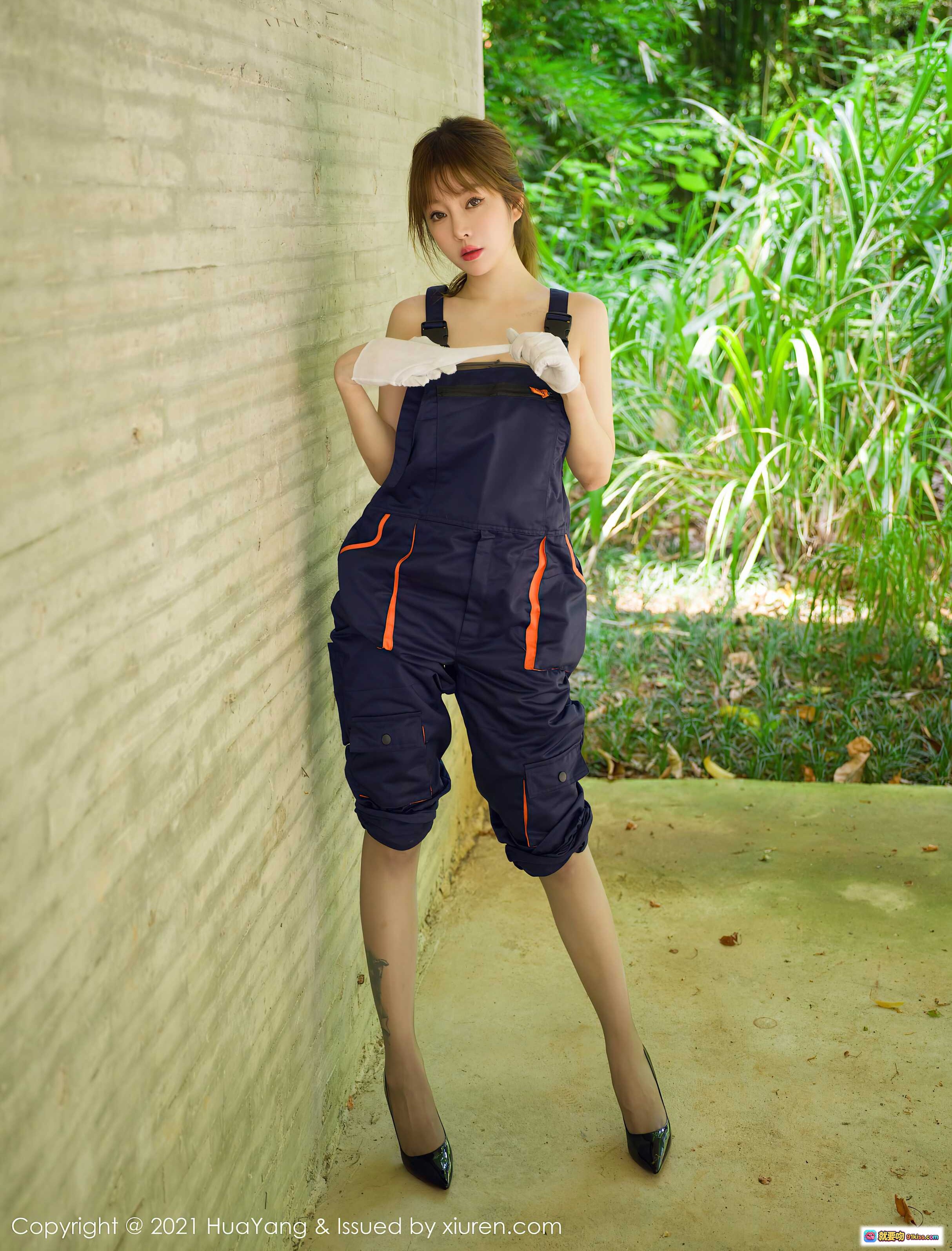 图片[2] - 王雨纯工装连体裤写真 | HuaYang花漾2021.08.20 Vol.441 | 深蓝橙边背带裤+白手套+黑高跟+户外绿植背景 - 就要吻