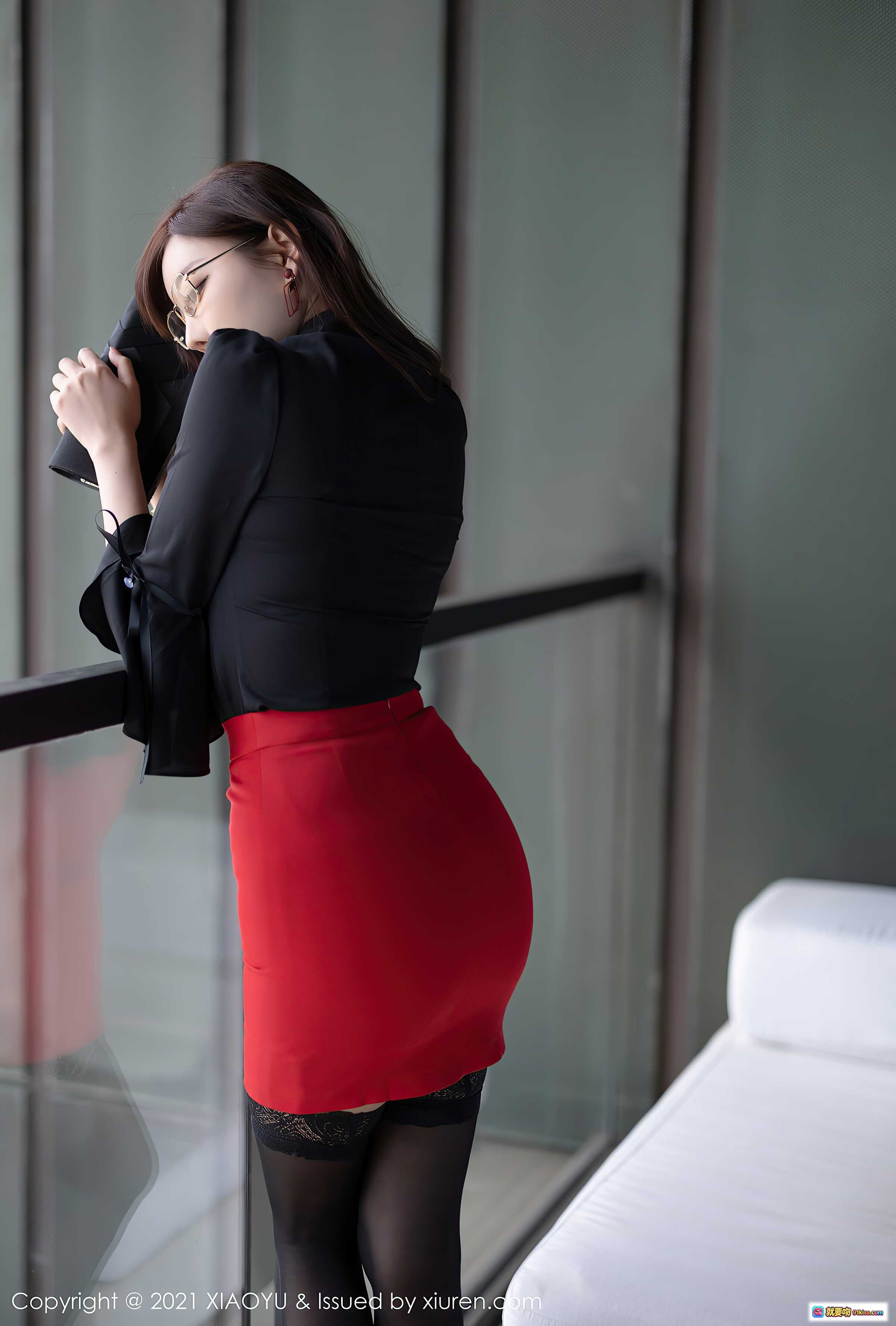 图片[3] - 杨晨晨Yome黑衬衫红短裙职场风写真｜眼镜御姐丝袜美腿优雅气质大片 - 就要吻