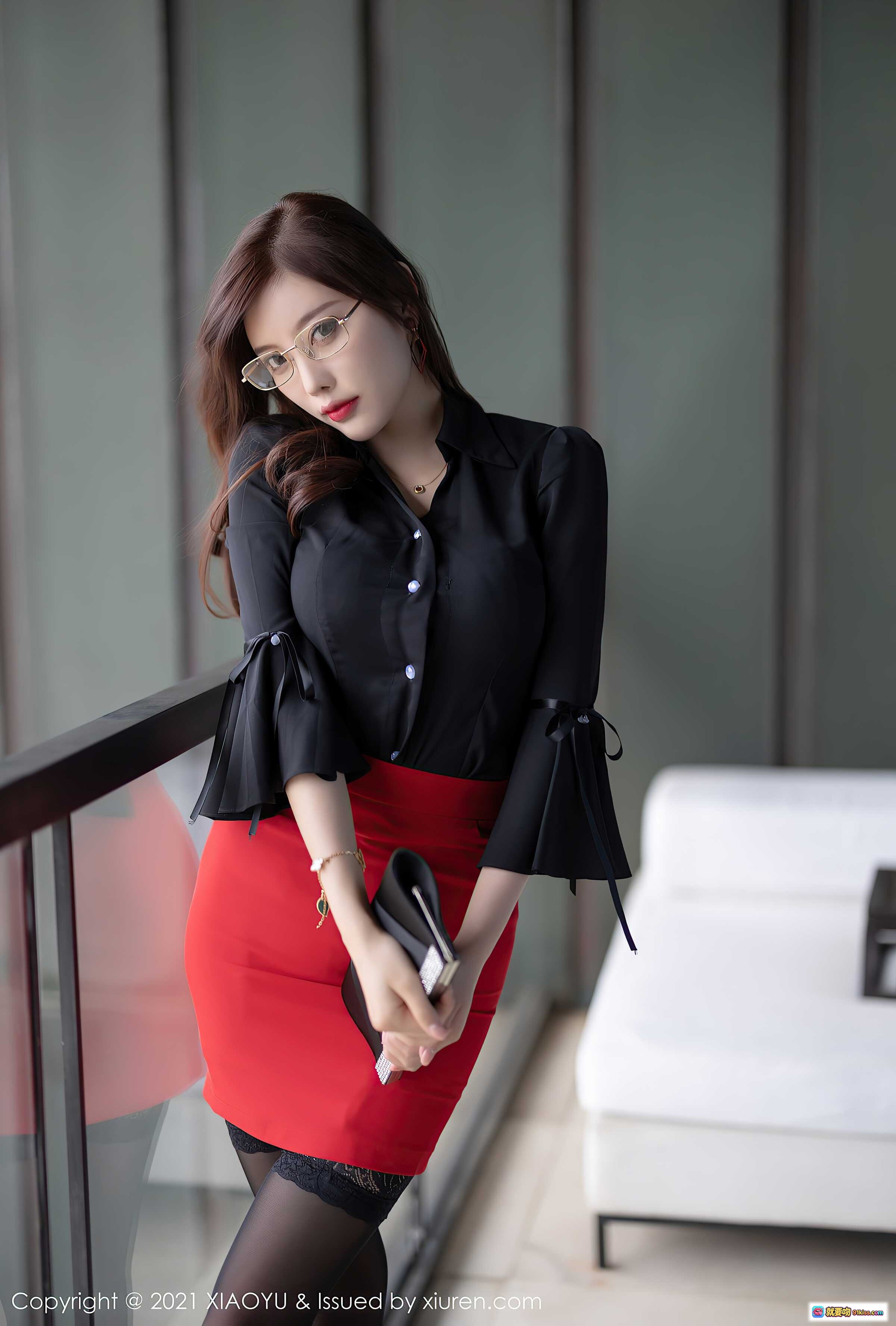 图片[5] - 杨晨晨Yome黑衬衫红短裙职场风写真｜眼镜御姐丝袜美腿优雅气质大片 - 就要吻