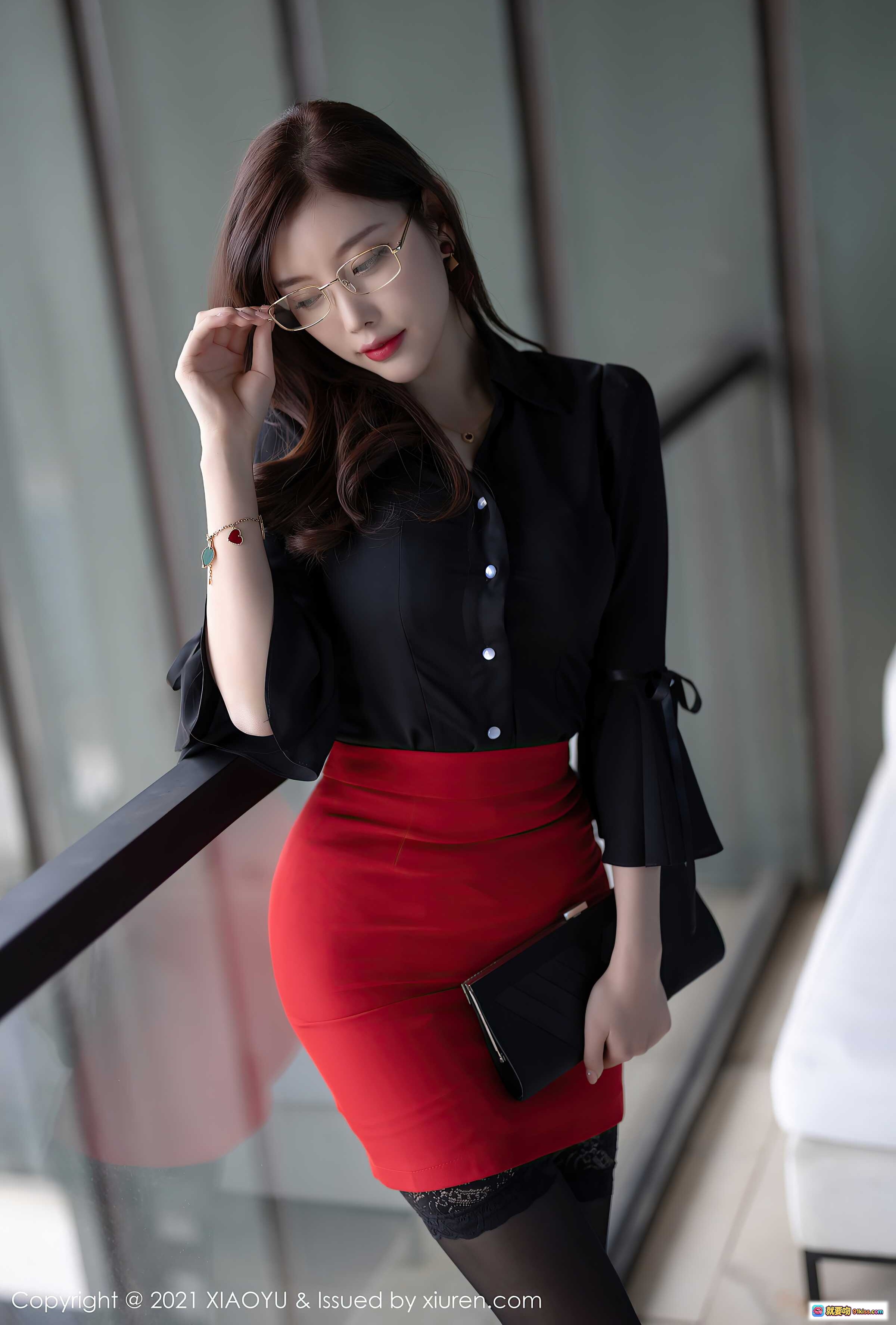 图片[4] - 杨晨晨Yome黑衬衫红短裙职场风写真｜眼镜御姐丝袜美腿优雅气质大片 - 就要吻