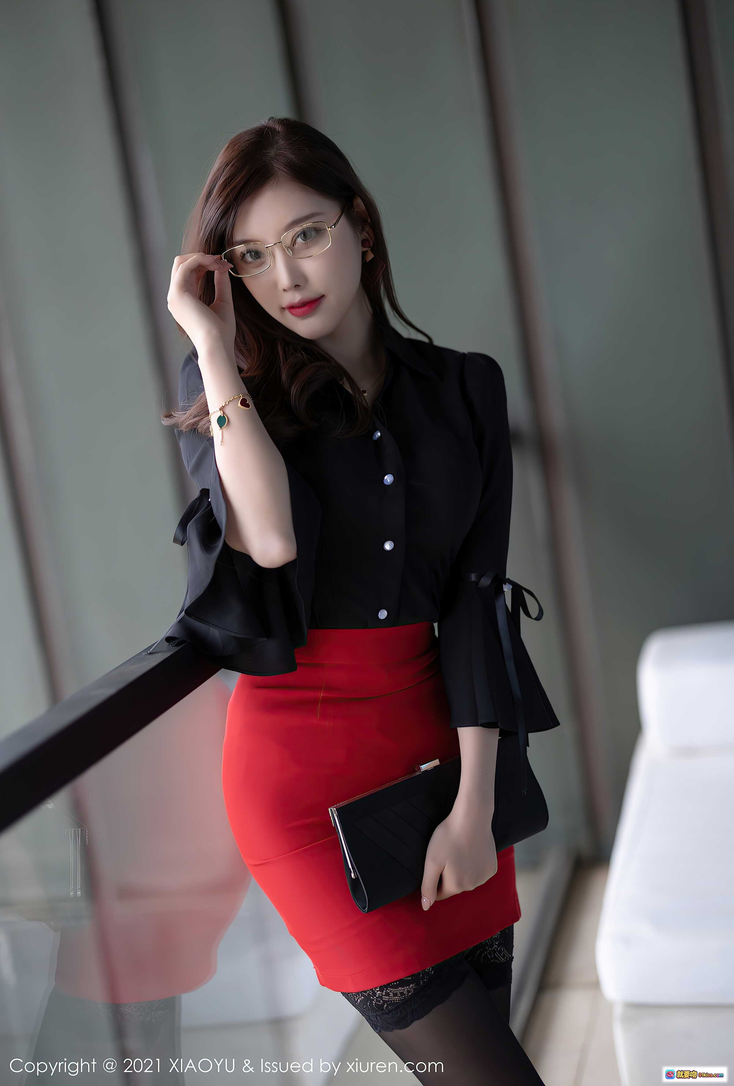 图片[6] - 杨晨晨Yome黑衬衫红短裙职场风写真｜眼镜御姐丝袜美腿优雅气质大片 - 就要吻