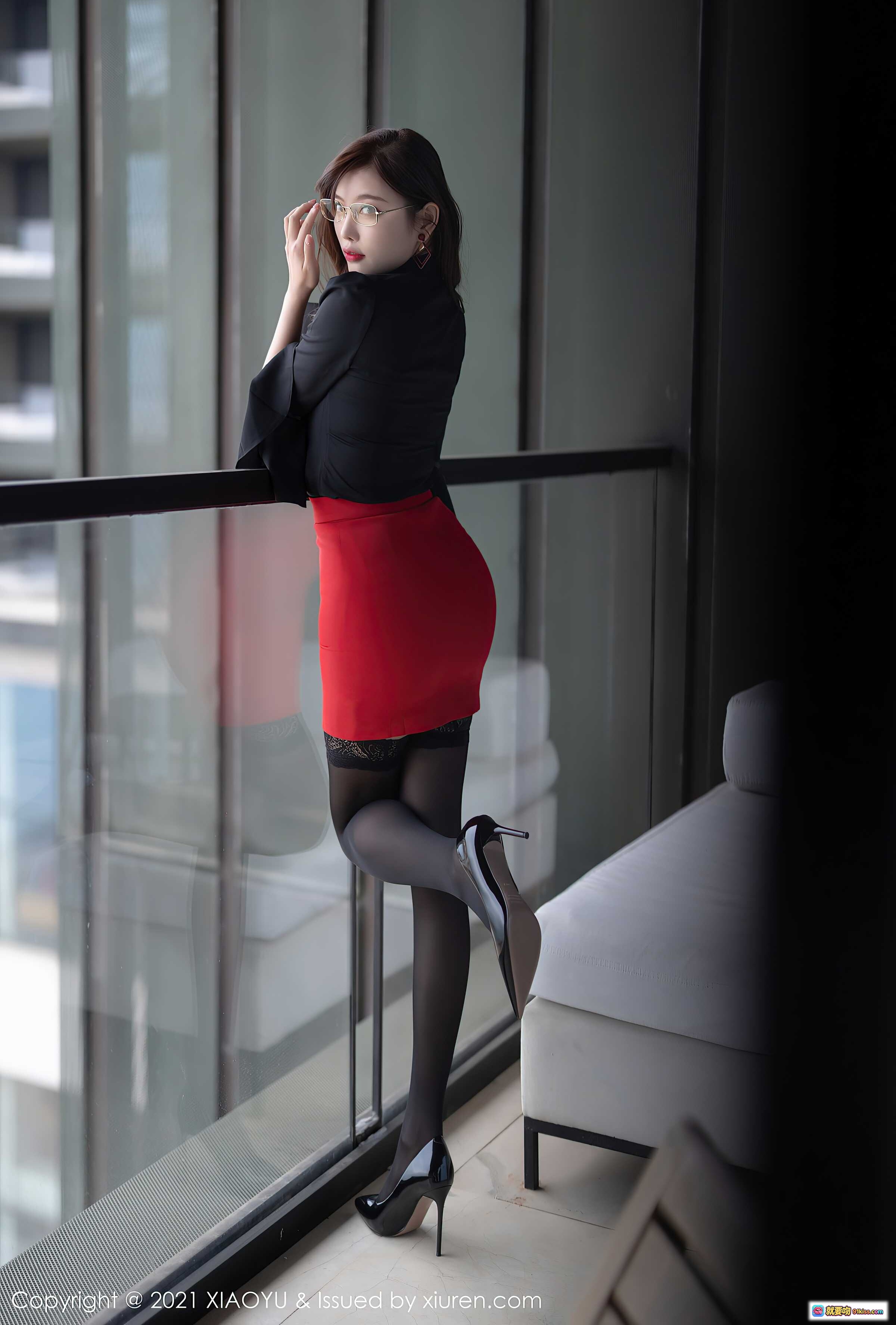 图片[8] - 杨晨晨Yome黑衬衫红短裙职场风写真｜眼镜御姐丝袜美腿优雅气质大片 - 就要吻