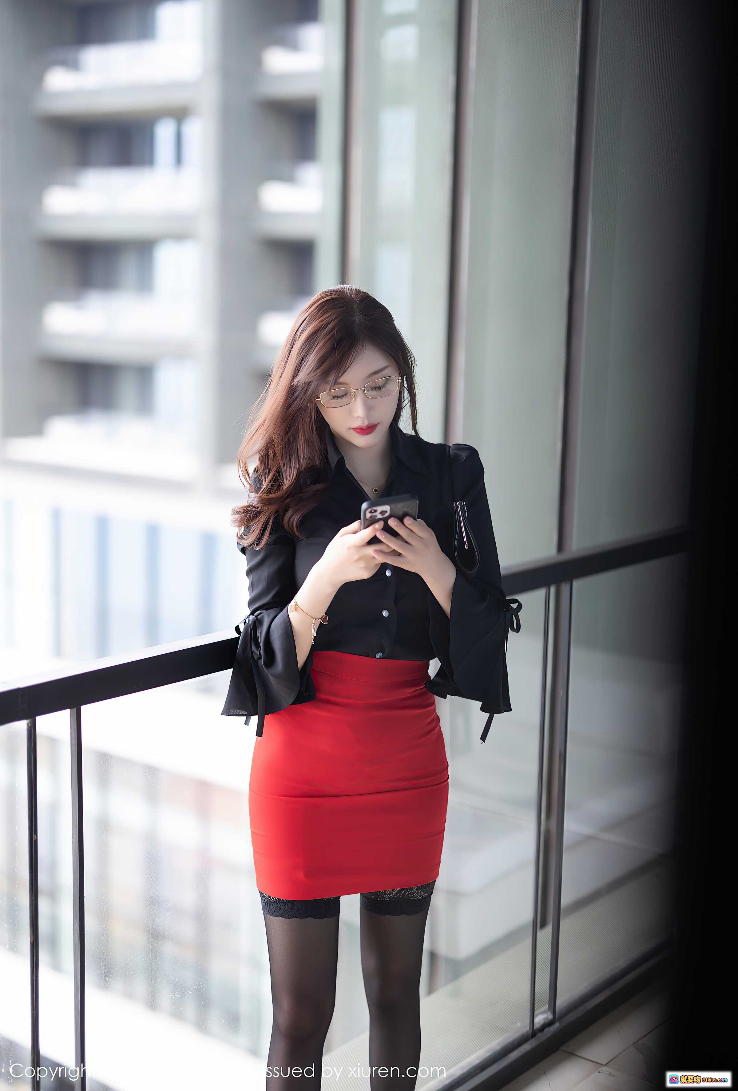 图片[7] - 杨晨晨Yome黑衬衫红短裙职场风写真｜眼镜御姐丝袜美腿优雅气质大片 - 就要吻