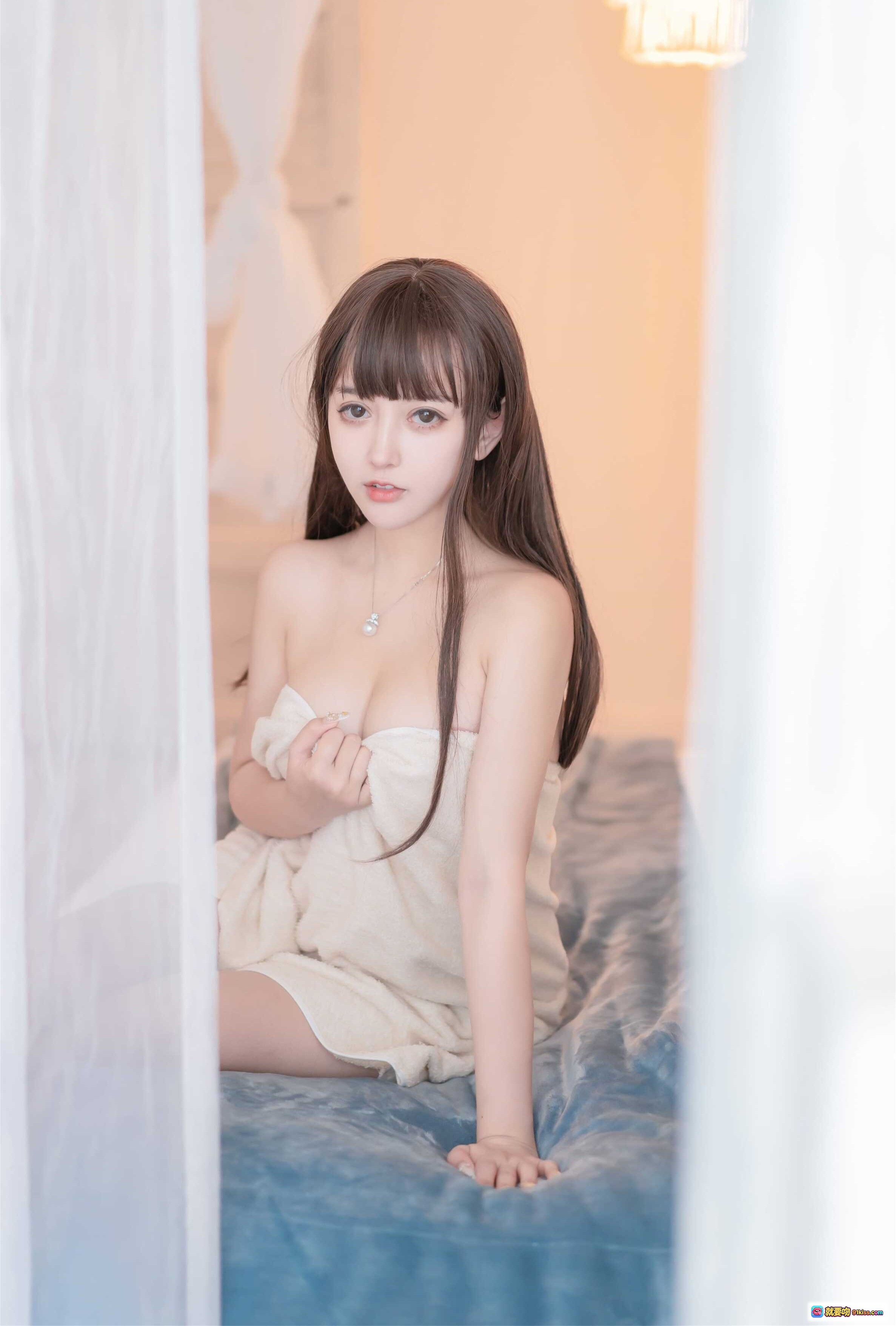 图片[9] - 过期米线线喵080米线浴巾写真30P52MB 清纯少女私房美图 柔光卧室氛围感 甜美长发锁骨杀 轻熟风居家诱惑 无视频纯图集 - 就要吻