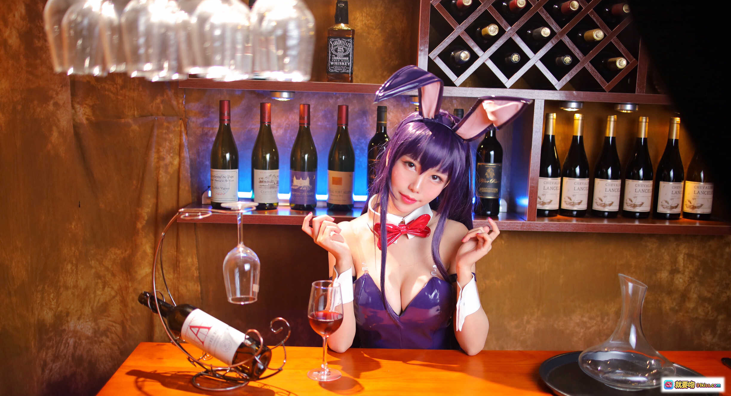 图片[2] - 抖娘利世NO.041兔女郎学姐写真｜紫色皮质连体衣+网袜高跟+酒吧背景+兔耳发饰+红领结造型 - 就要吻