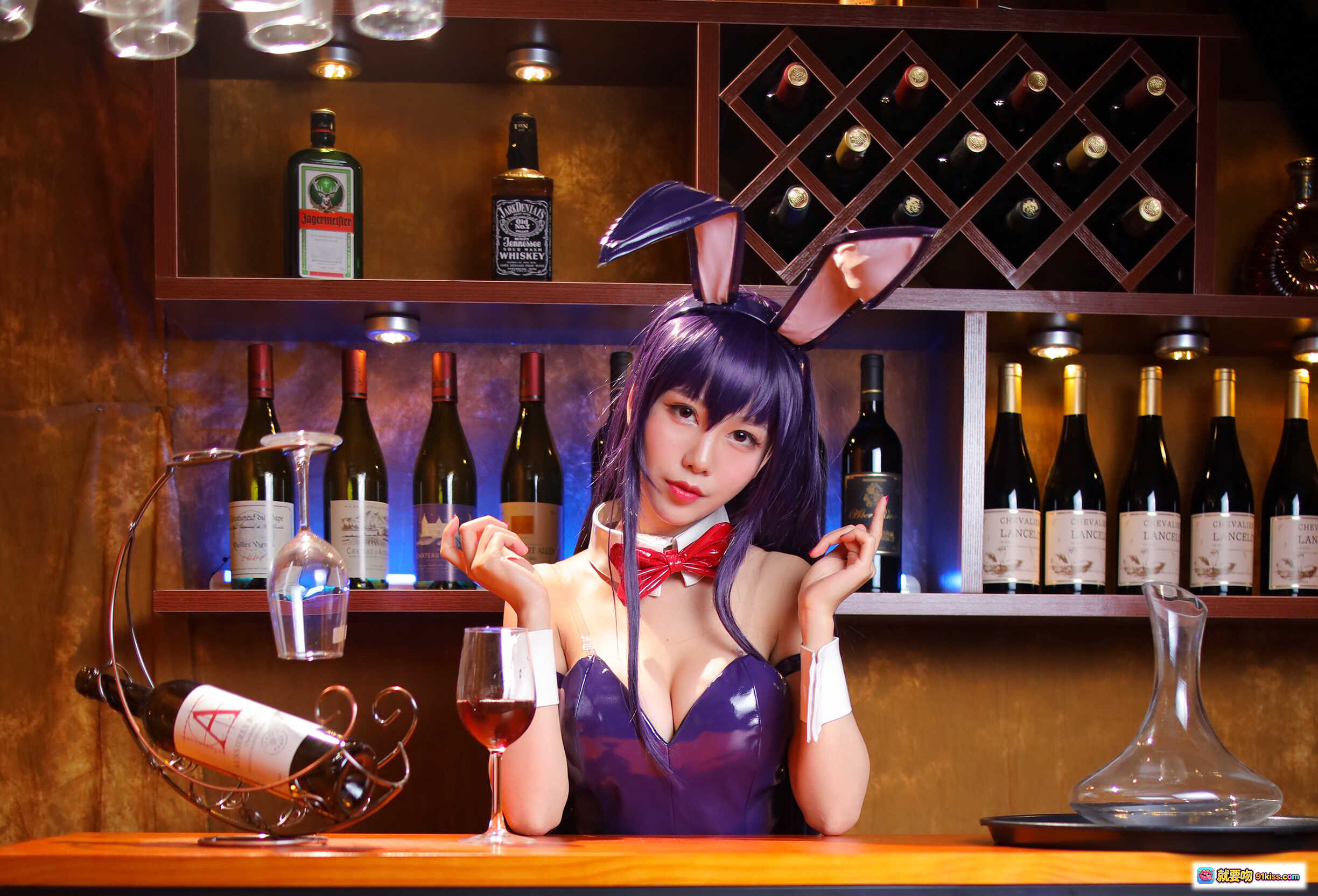 图片[4] - 抖娘利世NO.041兔女郎学姐写真｜紫色皮质连体衣+网袜高跟+酒吧背景+兔耳发饰+红领结造型 - 就要吻