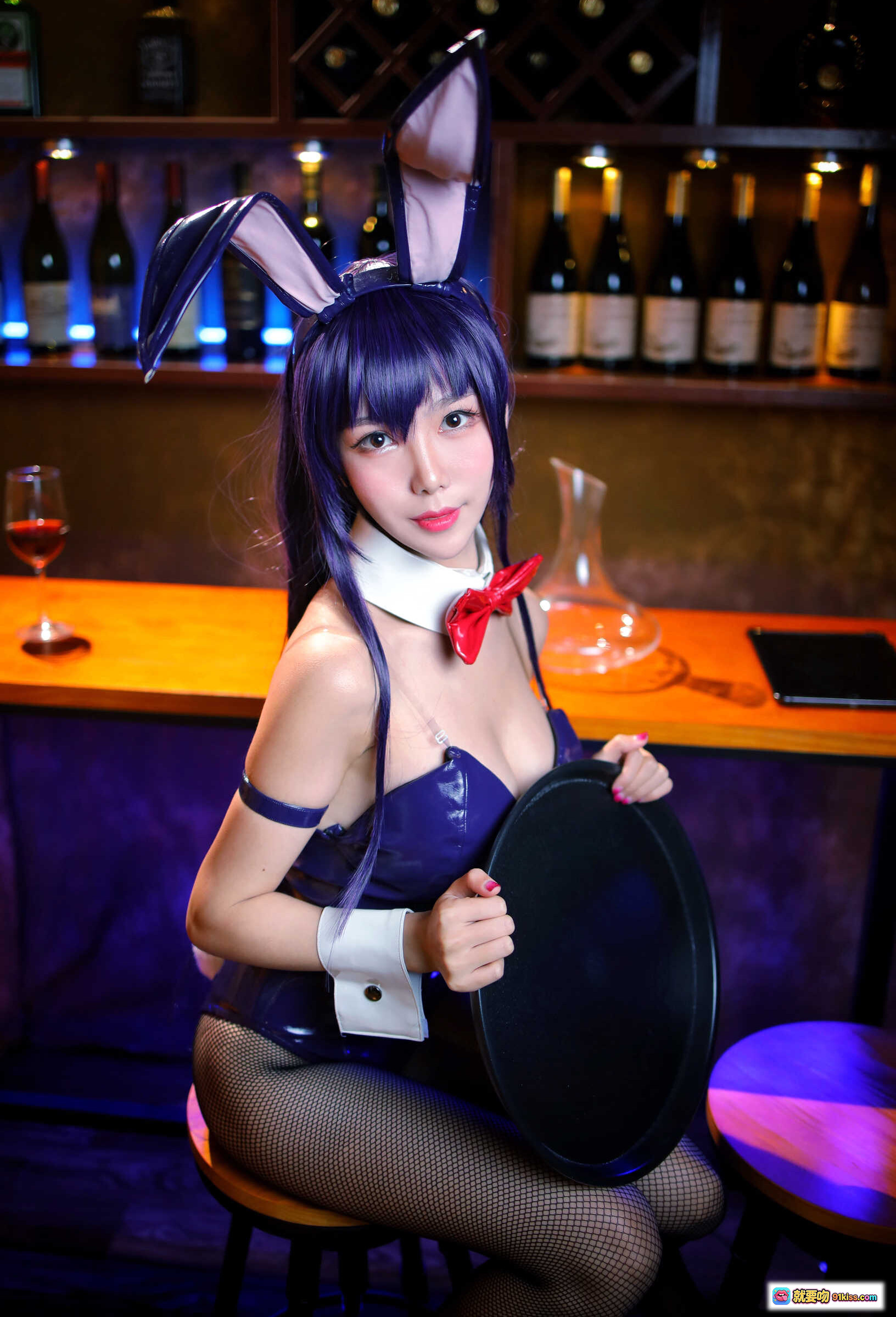 图片[6] - 抖娘利世NO.041兔女郎学姐写真｜紫色皮质连体衣+网袜高跟+酒吧背景+兔耳发饰+红领结造型 - 就要吻