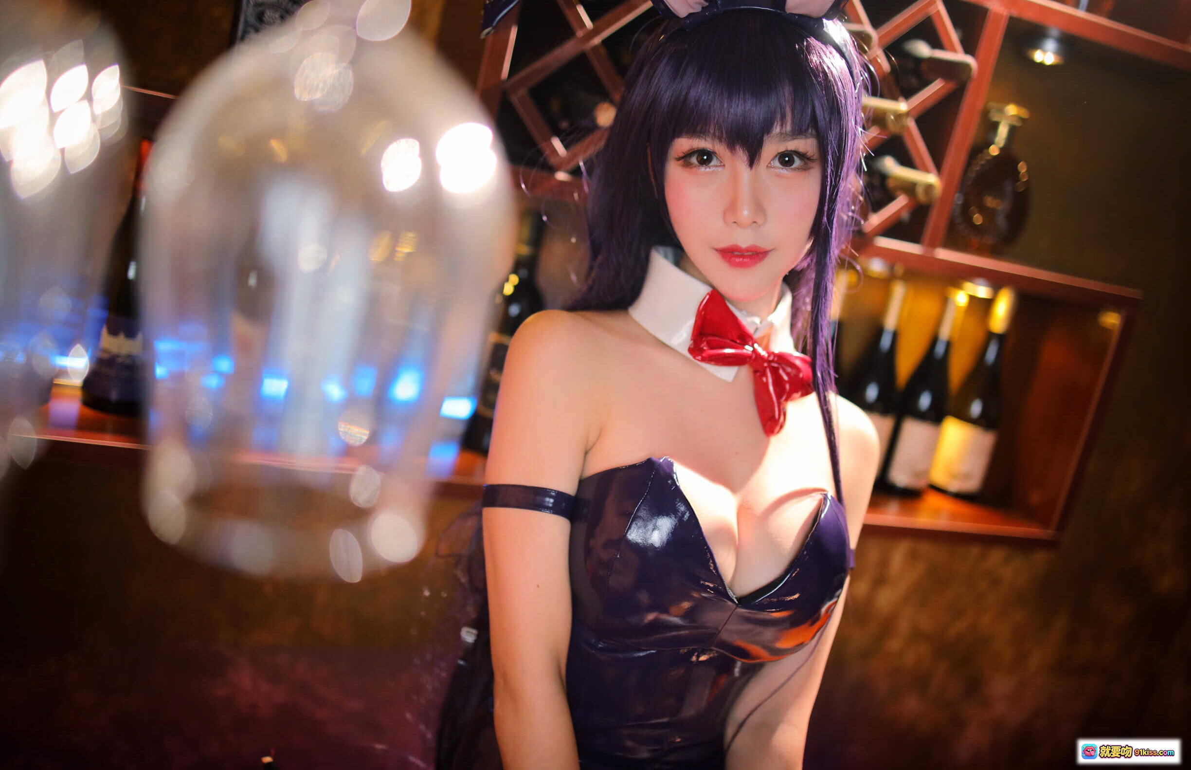 图片[9] - 抖娘利世NO.041兔女郎学姐写真｜紫色皮质连体衣+网袜高跟+酒吧背景+兔耳发饰+红领结造型 - 就要吻