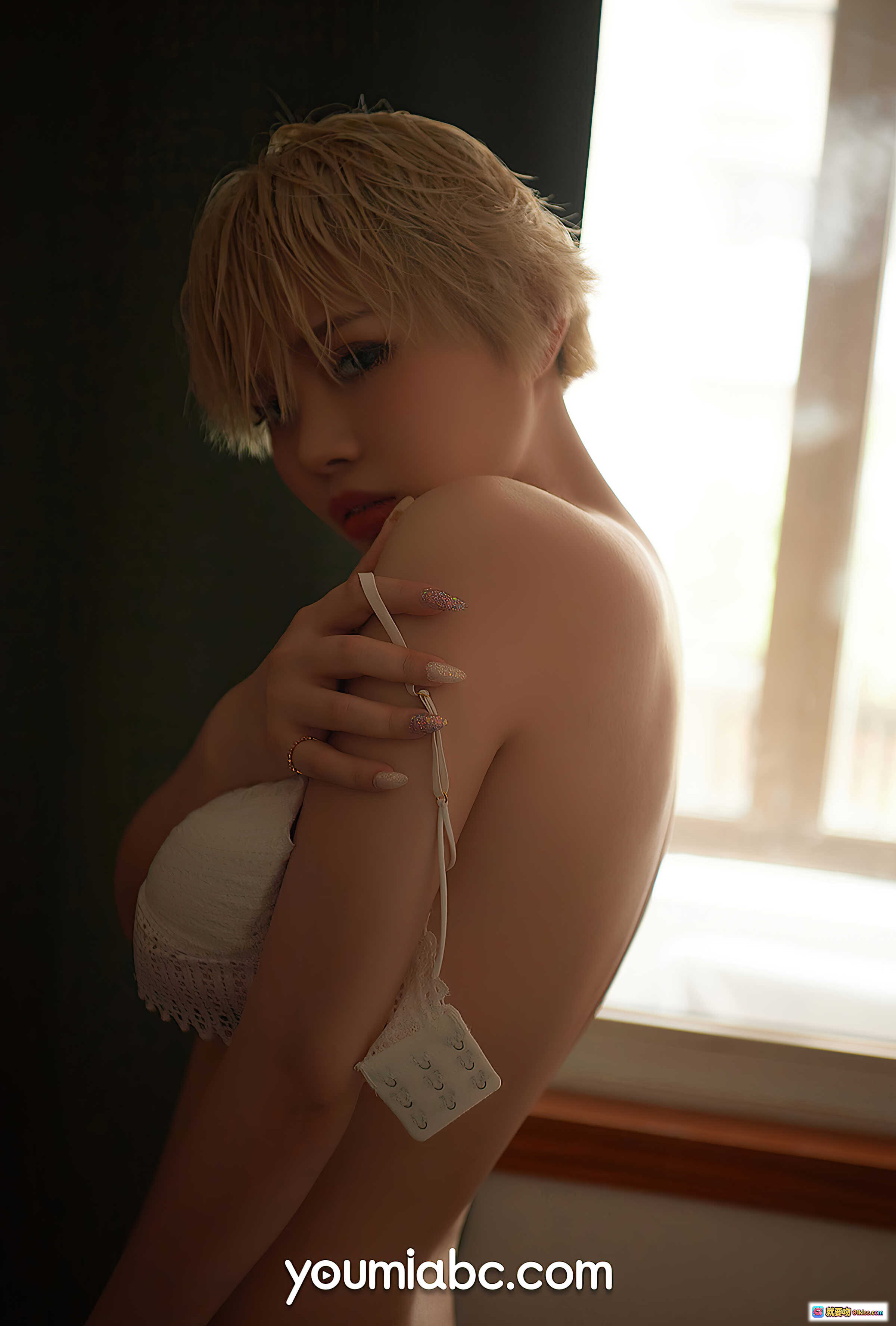 YouMi尤蜜2020.09.23 Heidi撩拨温柔写真 金发短发 白色蕾丝内衣 窗边光影 43P高清图集 - 就要吻