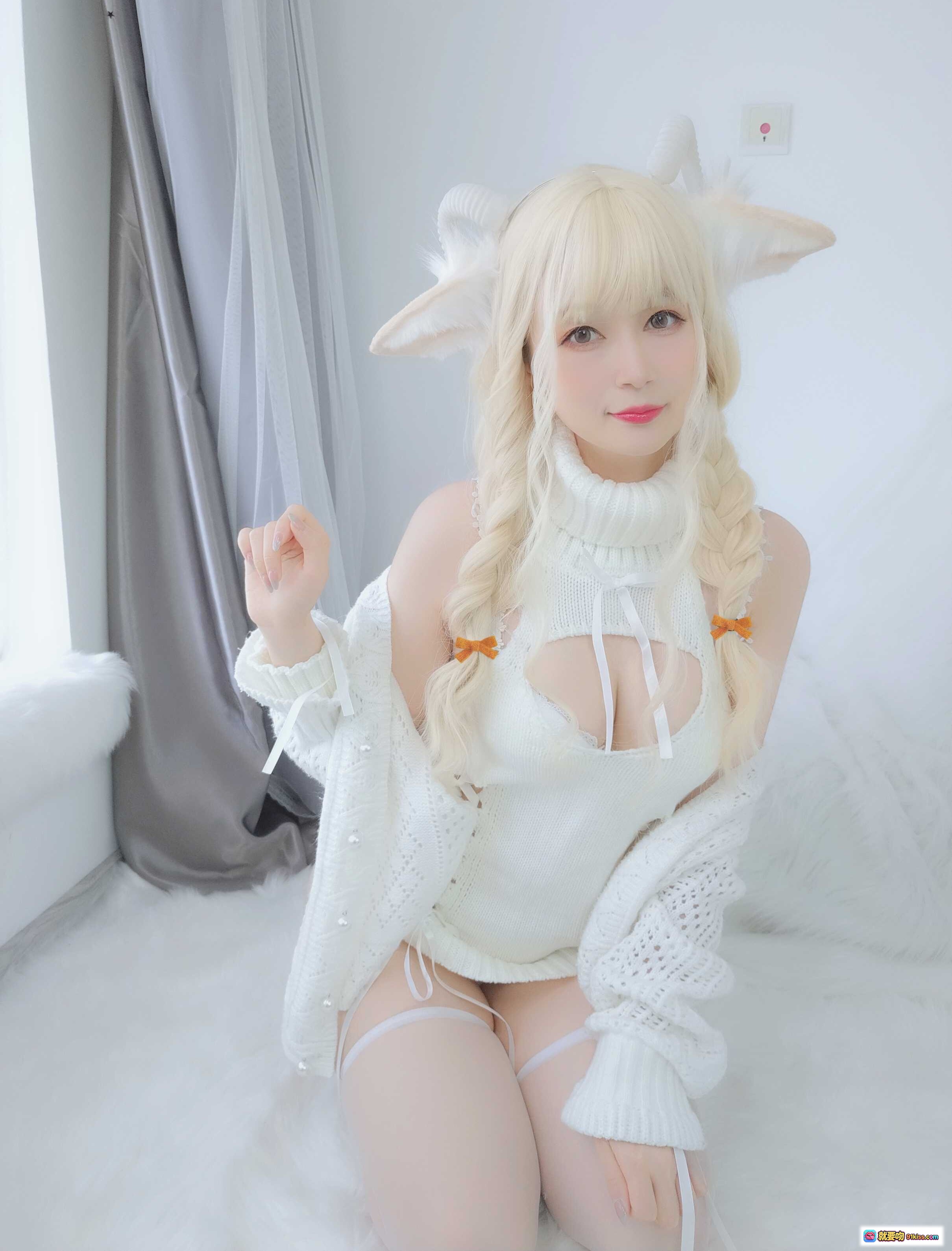 图片[2] - 白银81 NO.038 小白羊Cosplay写真 | 白色毛衣镂空设计+羊角发饰+双马尾金发+纯欲风穿搭+白色丝袜美腿 | 133P高清图集 - 就要吻