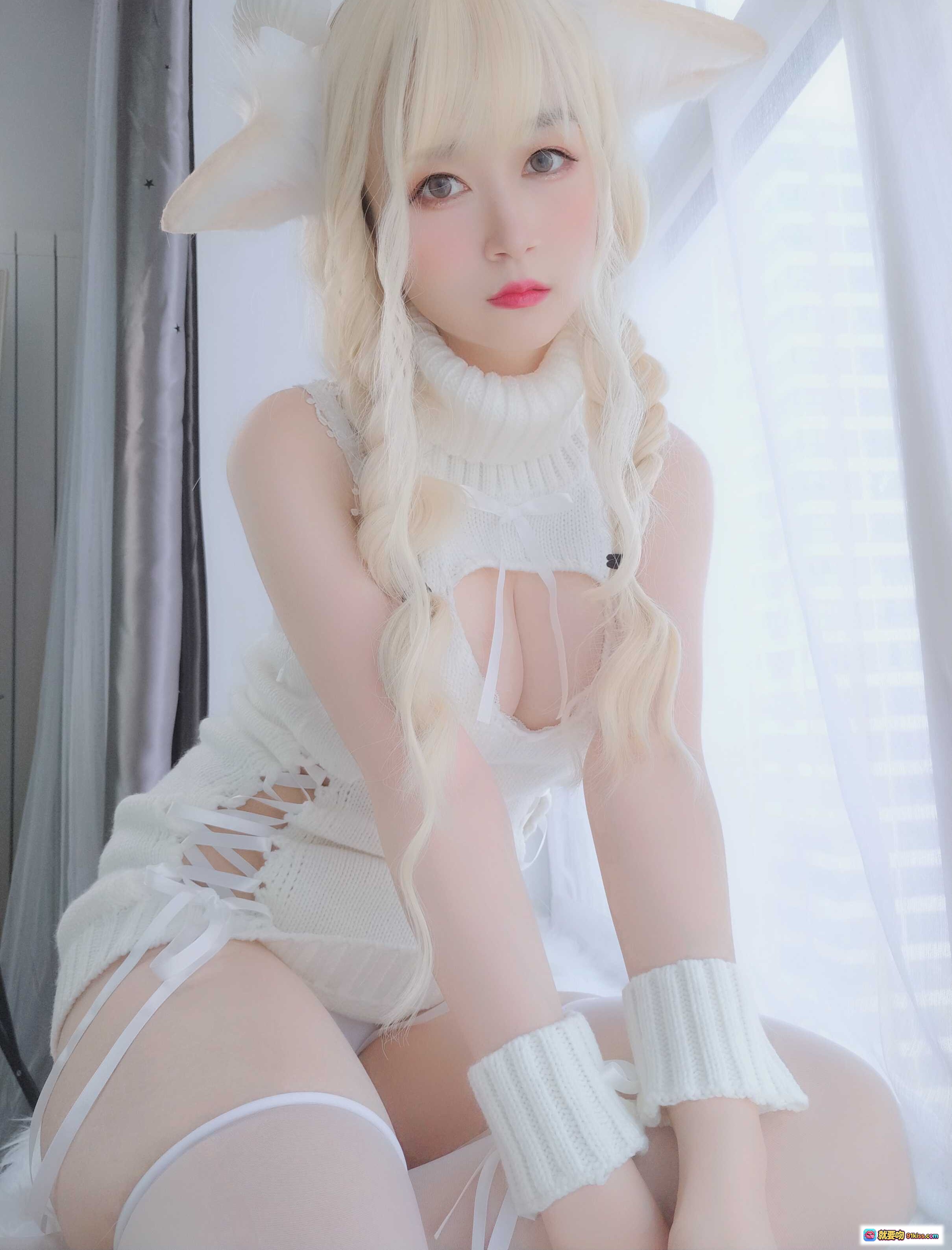 图片[10] - 白银81 NO.038 小白羊Cosplay写真 | 白色毛衣镂空设计+羊角发饰+双马尾金发+纯欲风穿搭+白色丝袜美腿 | 133P高清图集 - 就要吻