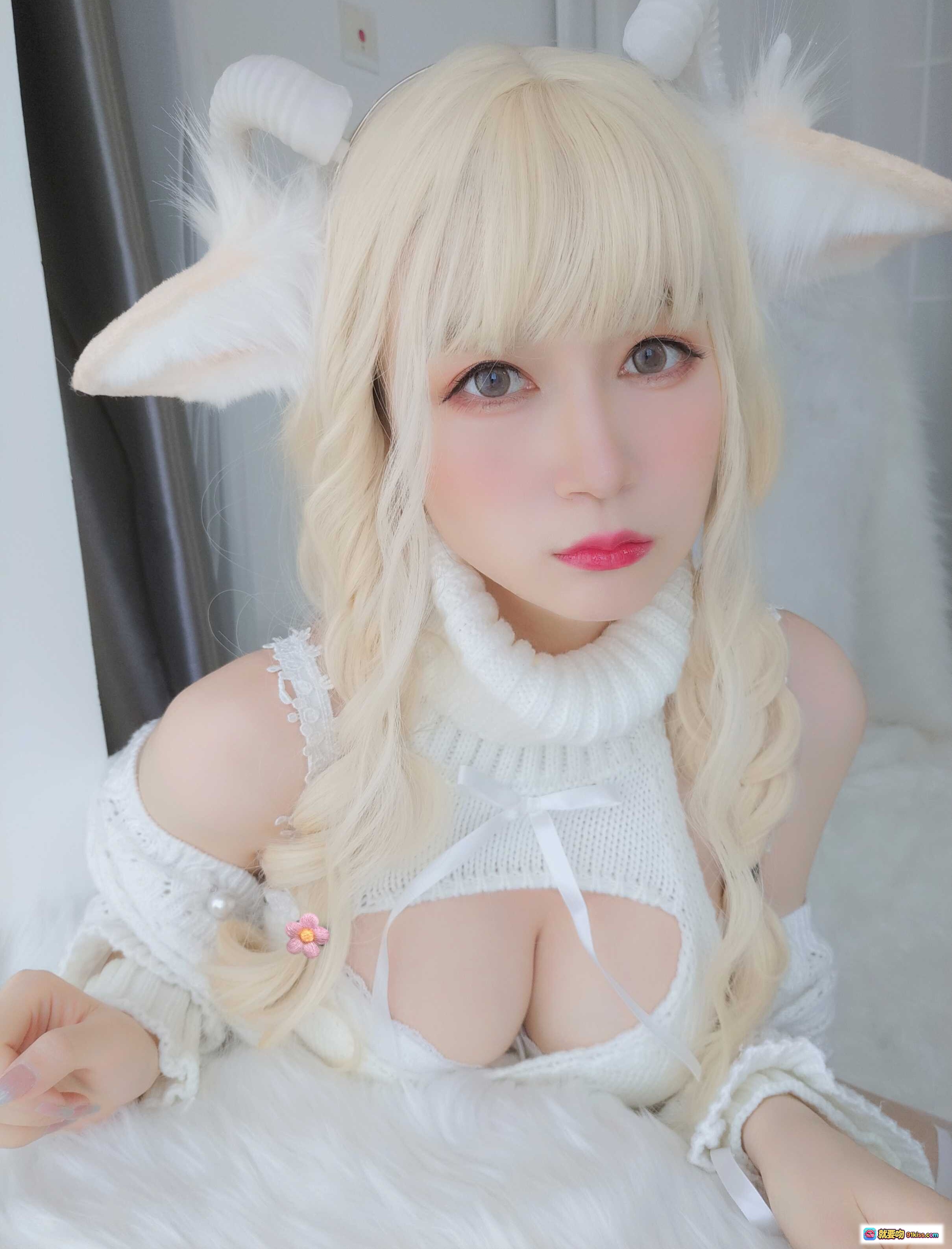 图片[9] - 白银81 NO.038 小白羊Cosplay写真 | 白色毛衣镂空设计+羊角发饰+双马尾金发+纯欲风穿搭+白色丝袜美腿 | 133P高清图集 - 就要吻