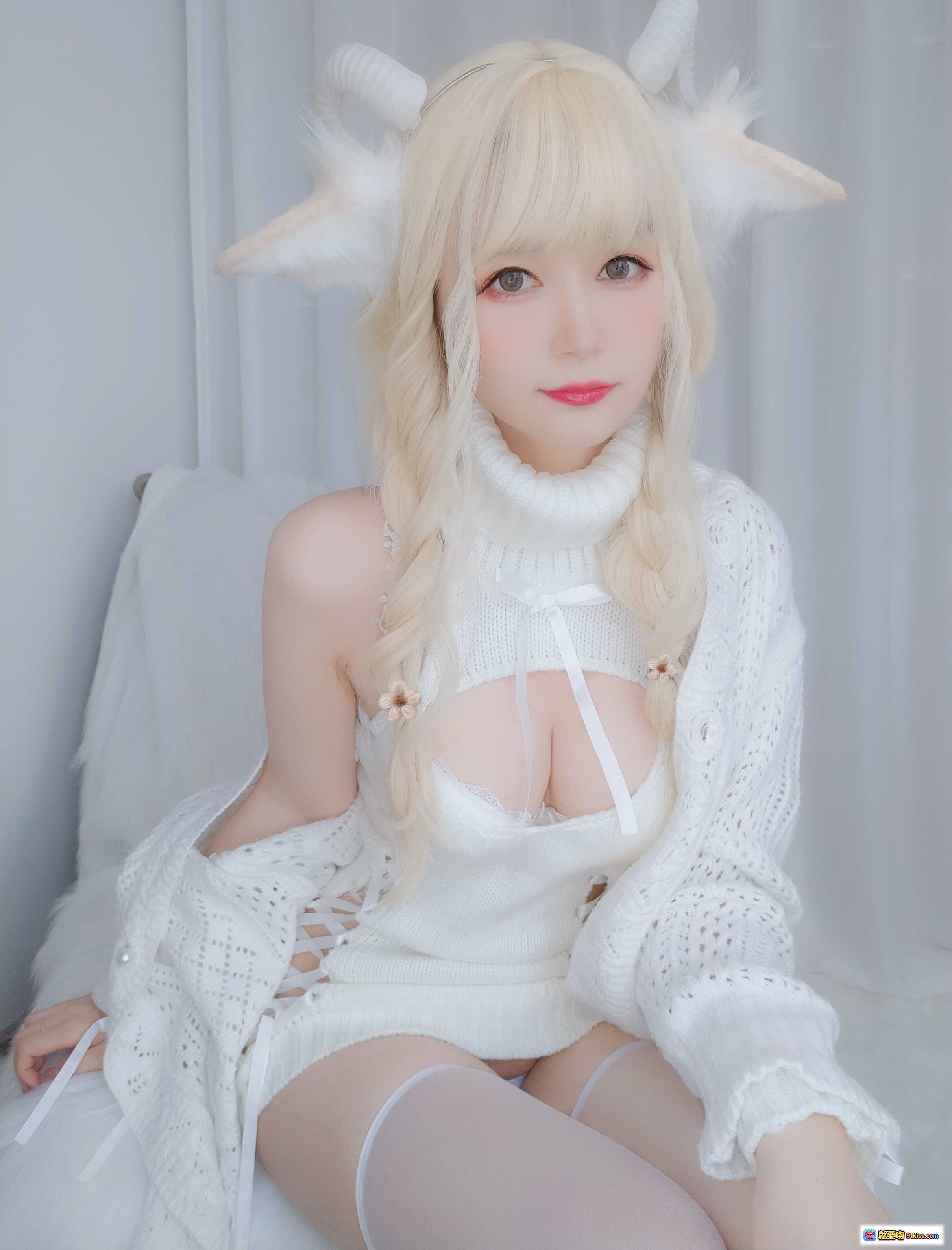 图片[8] - 白银81 NO.038 小白羊Cosplay写真 | 白色毛衣镂空设计+羊角发饰+双马尾金发+纯欲风穿搭+白色丝袜美腿 | 133P高清图集 - 就要吻