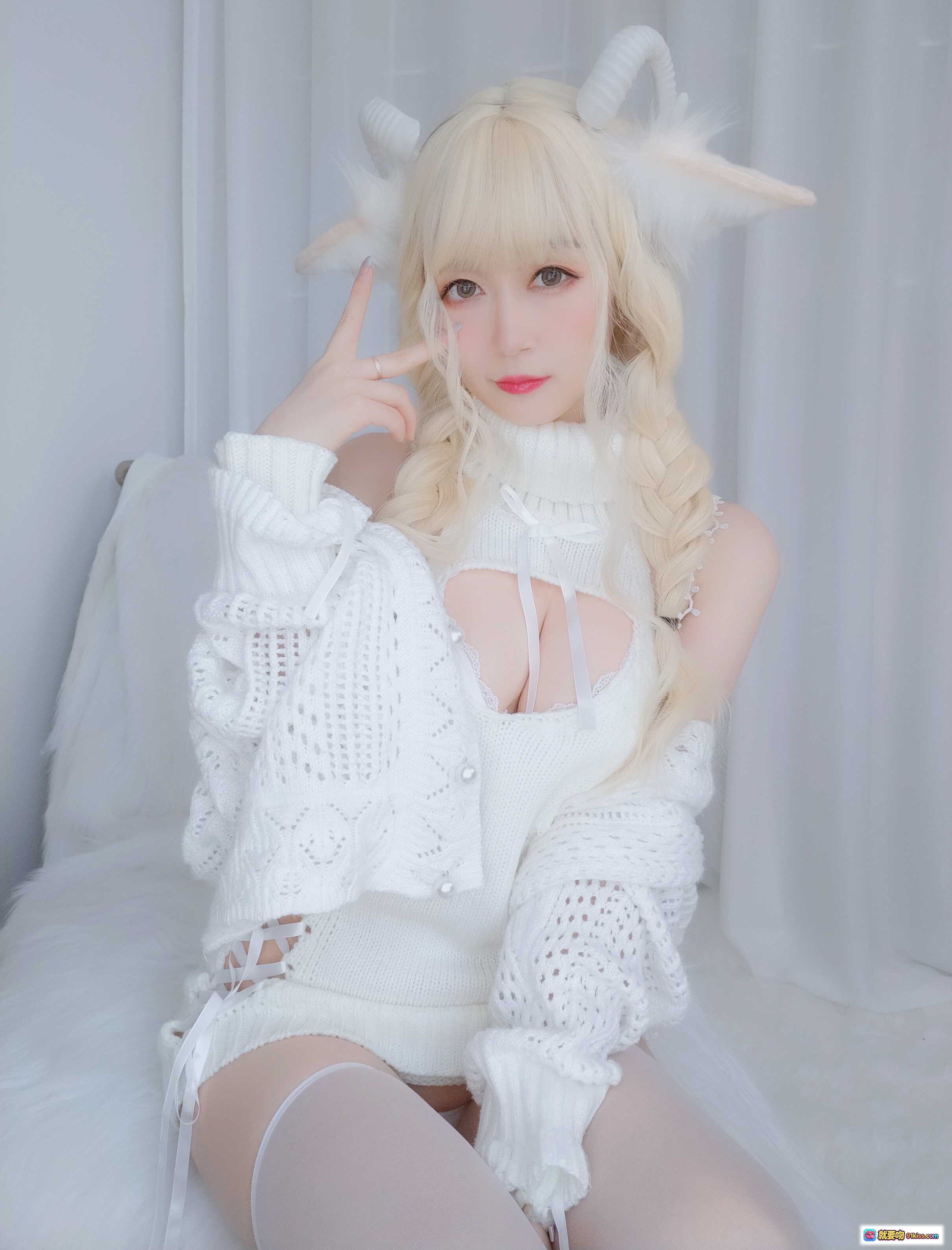 图片[1] - 白银81 NO.038 小白羊Cosplay写真 | 白色毛衣镂空设计+羊角发饰+双马尾金发+纯欲风穿搭+白色丝袜美腿 | 133P高清图集 - 就要吻