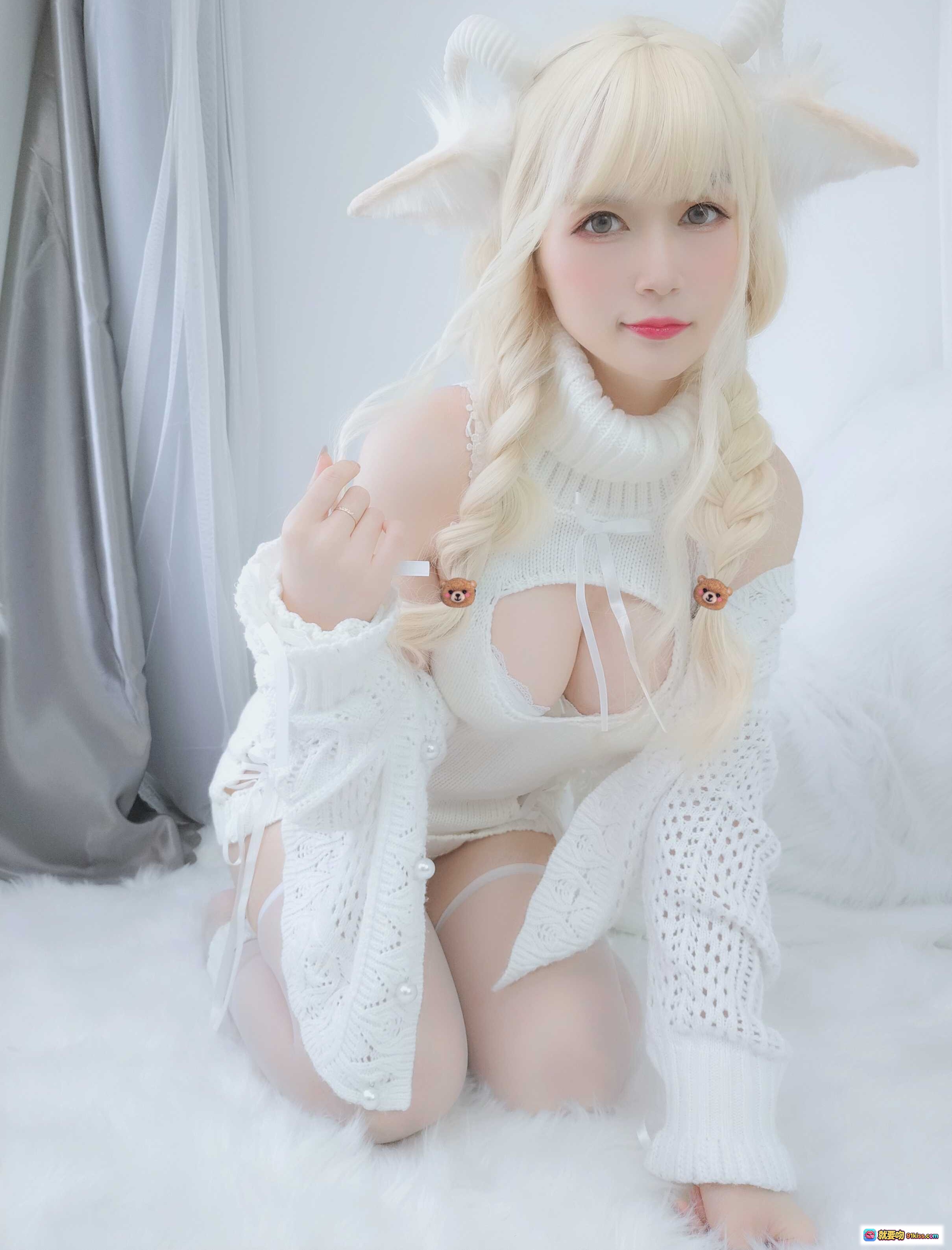 图片[7] - 白银81 NO.038 小白羊Cosplay写真 | 白色毛衣镂空设计+羊角发饰+双马尾金发+纯欲风穿搭+白色丝袜美腿 | 133P高清图集 - 就要吻