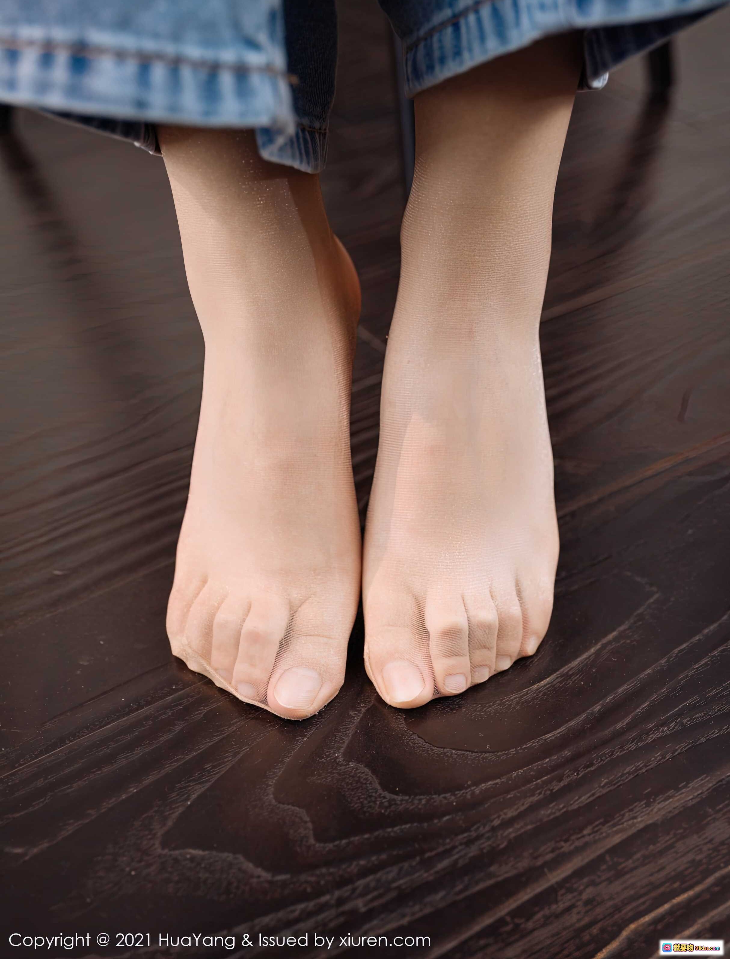 图片[2] - 恬恬GuTIan花漾写真2021.07.01 Vol.422 白色露脐背心牛仔短裤爱心图案室内写真美腿裸足清新少女风 - 就要吻