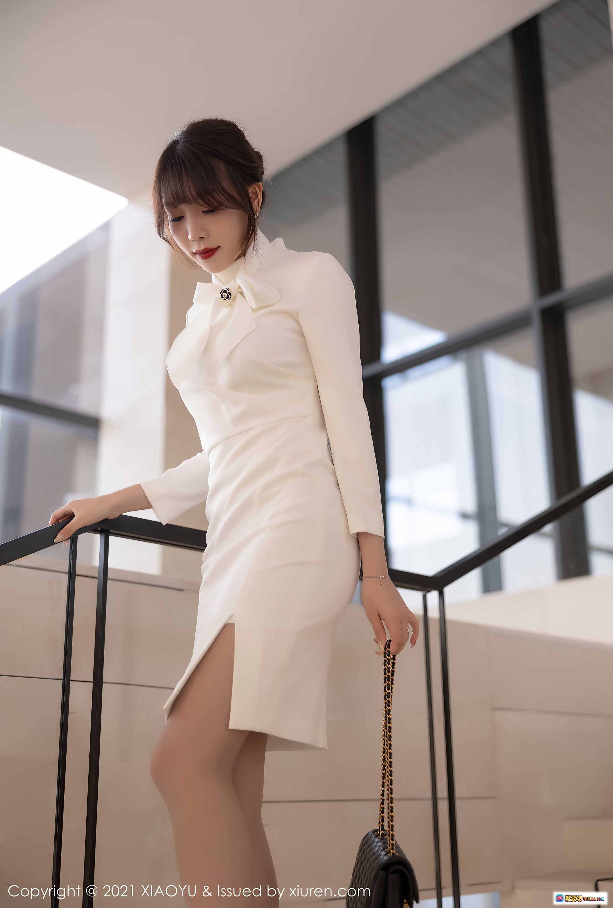 图片[1] - 芝芝Booty白色修身连衣裙高开叉优雅楼梯写真 XIAOYU Vol.544 2021年6月7日高清图集 - 就要吻