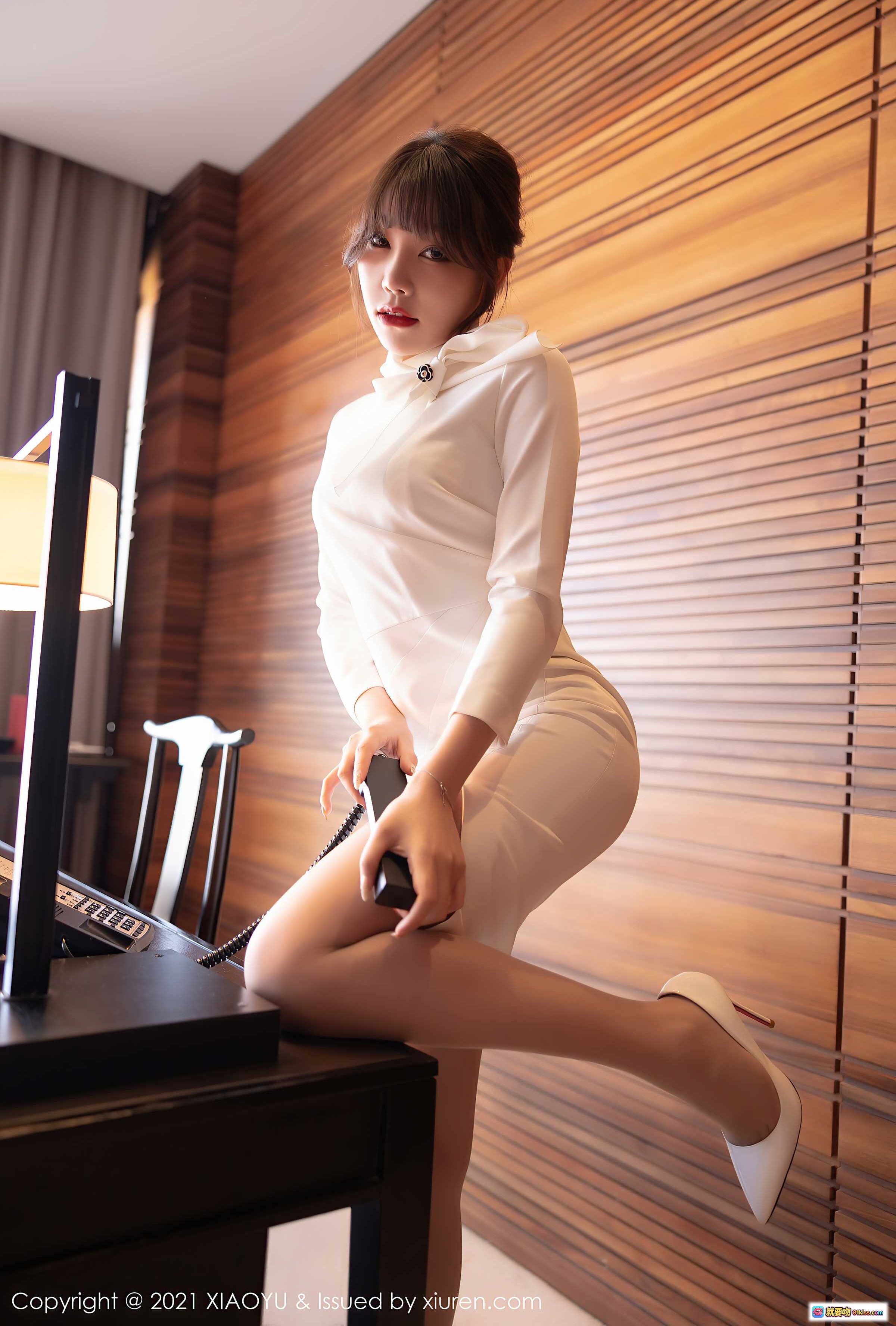 图片[9] - 芝芝Booty白色修身连衣裙高开叉优雅楼梯写真 XIAOYU Vol.544 2021年6月7日高清图集 - 就要吻