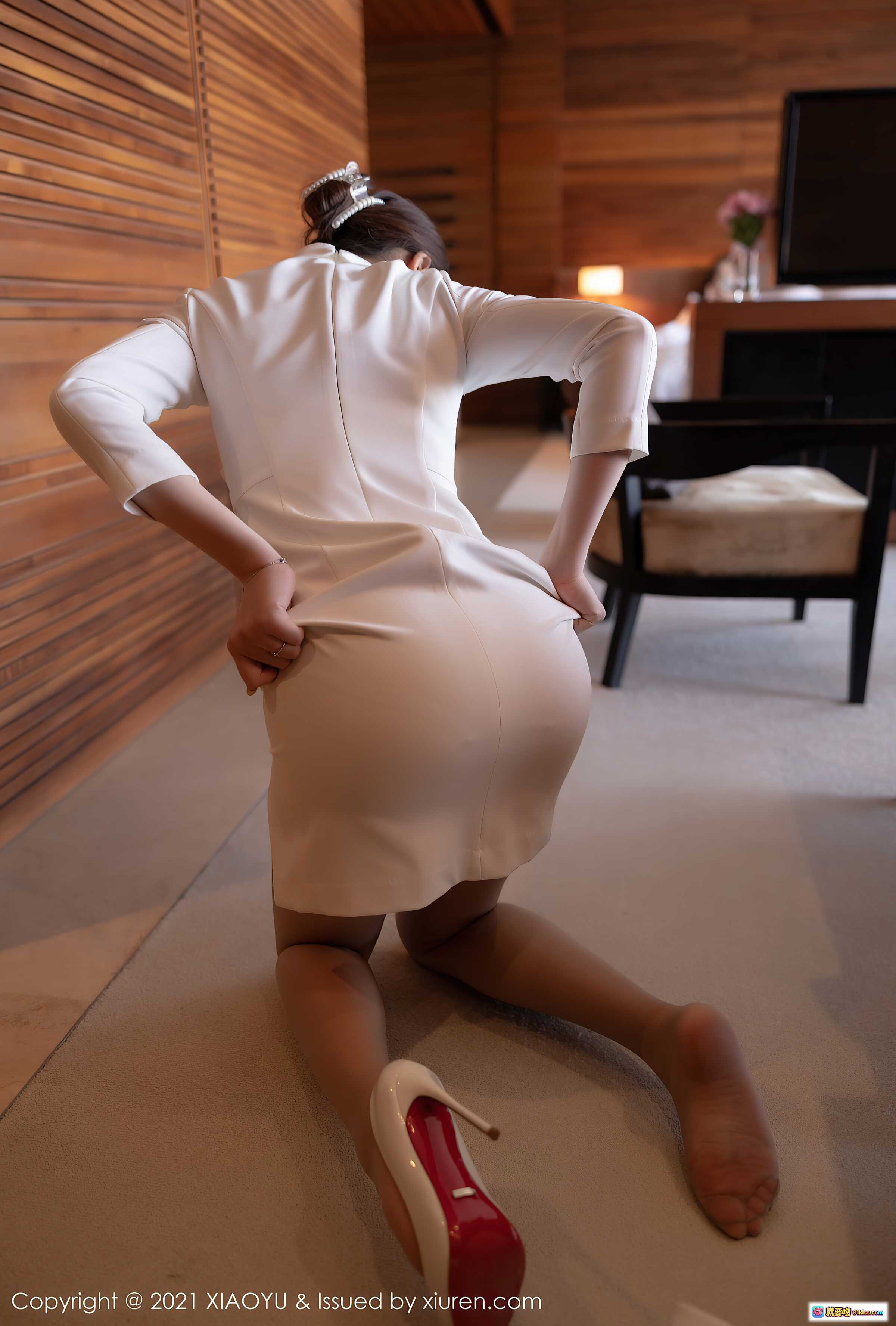 图片[4] - 芝芝Booty白色修身连衣裙高开叉优雅楼梯写真 XIAOYU Vol.544 2021年6月7日高清图集 - 就要吻