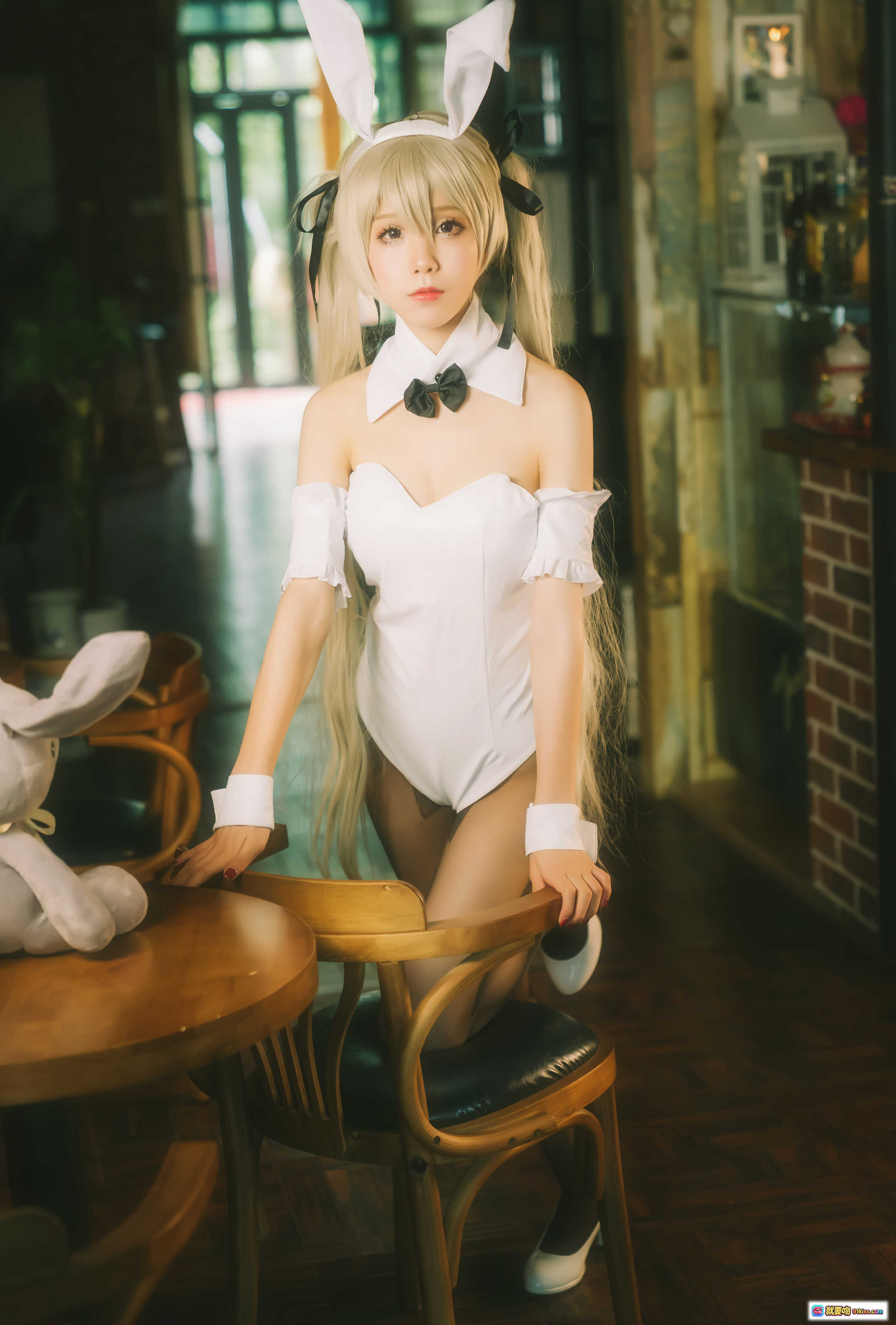 图片[2] - 水淼NO.023穹妹兔女郎COS写真｜白色紧身衣+兔耳发箍+黑蝴蝶结+长发少女+咖啡厅场景+可爱泰迪熊陪拍 - 就要吻
