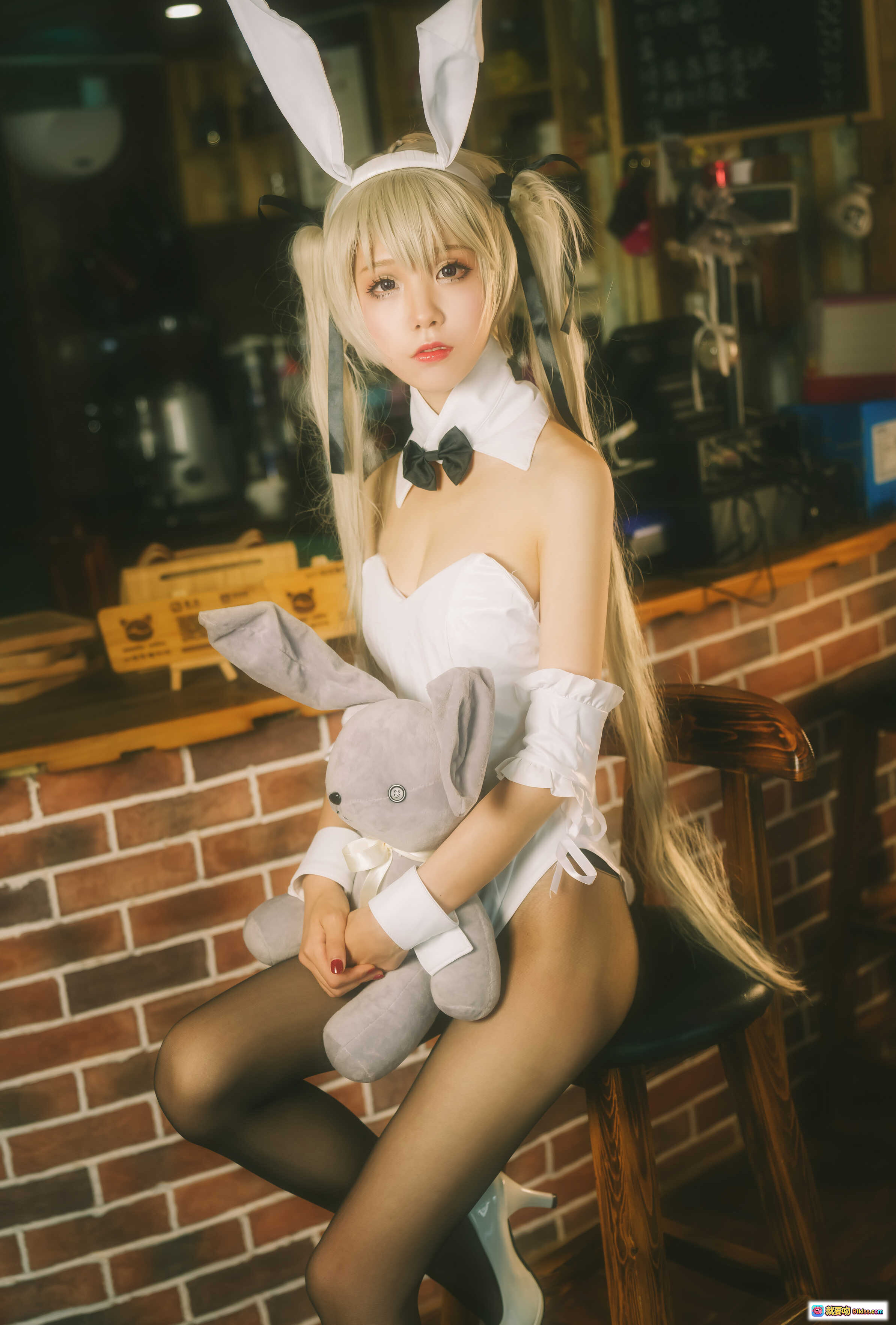 图片[4] - 水淼NO.023穹妹兔女郎COS写真｜白色紧身衣+兔耳发箍+黑蝴蝶结+长发少女+咖啡厅场景+可爱泰迪熊陪拍 - 就要吻