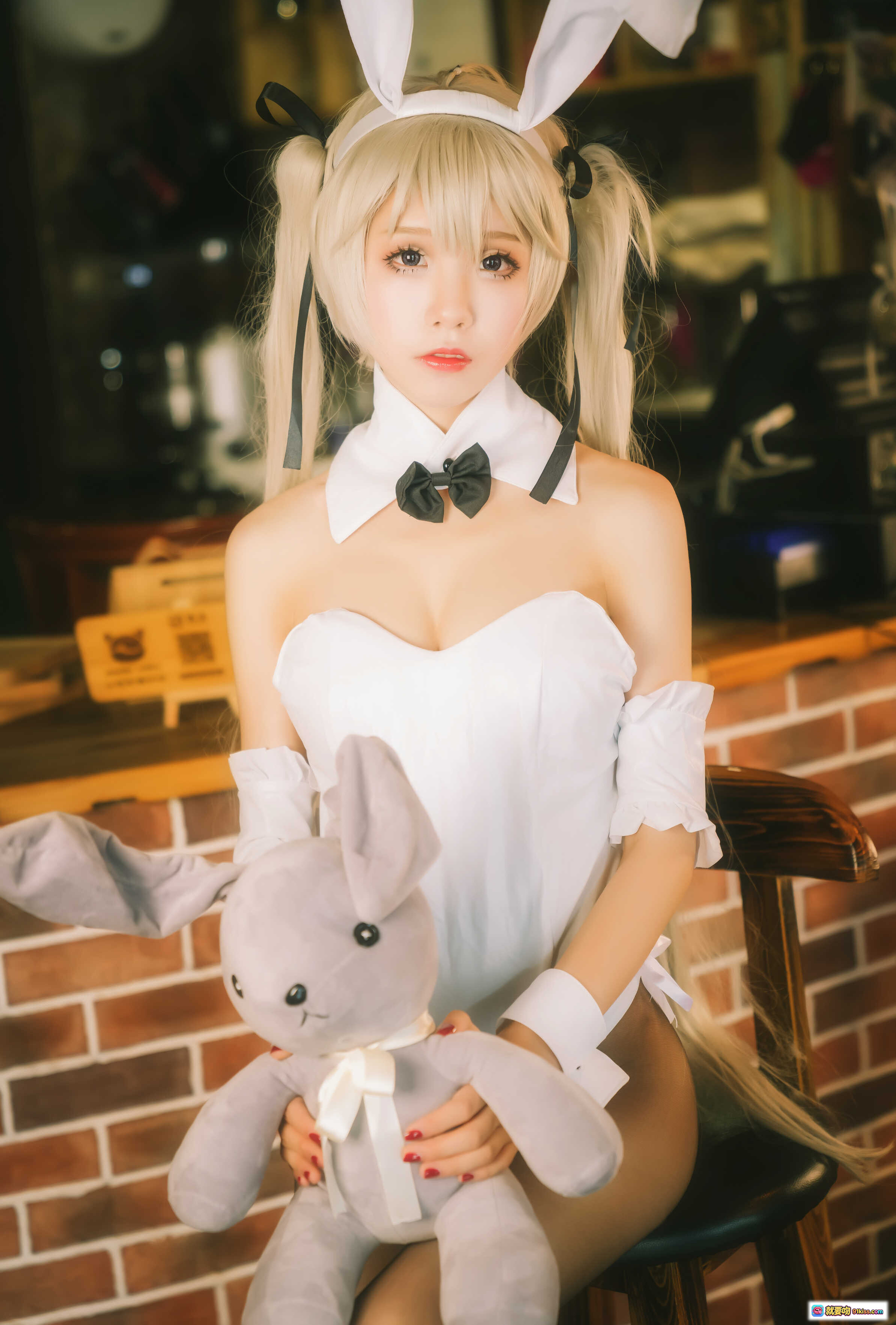 图片[6] - 水淼NO.023穹妹兔女郎COS写真｜白色紧身衣+兔耳发箍+黑蝴蝶结+长发少女+咖啡厅场景+可爱泰迪熊陪拍 - 就要吻