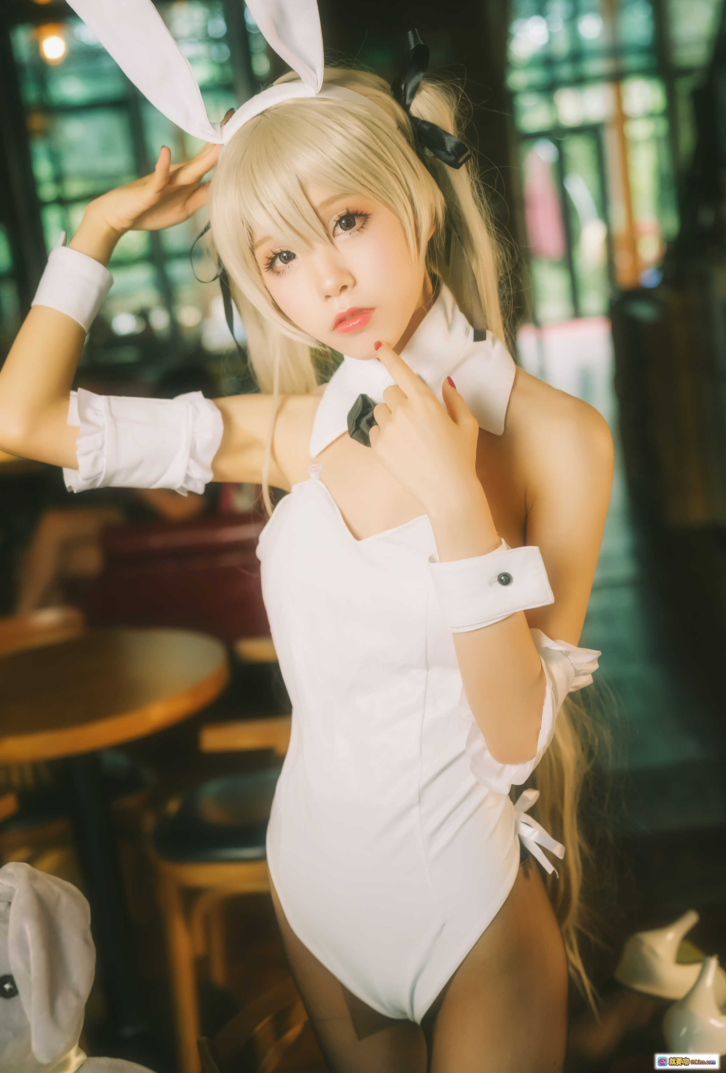 图片[3] - 水淼NO.023穹妹兔女郎COS写真｜白色紧身衣+兔耳发箍+黑蝴蝶结+长发少女+咖啡厅场景+可爱泰迪熊陪拍 - 就要吻