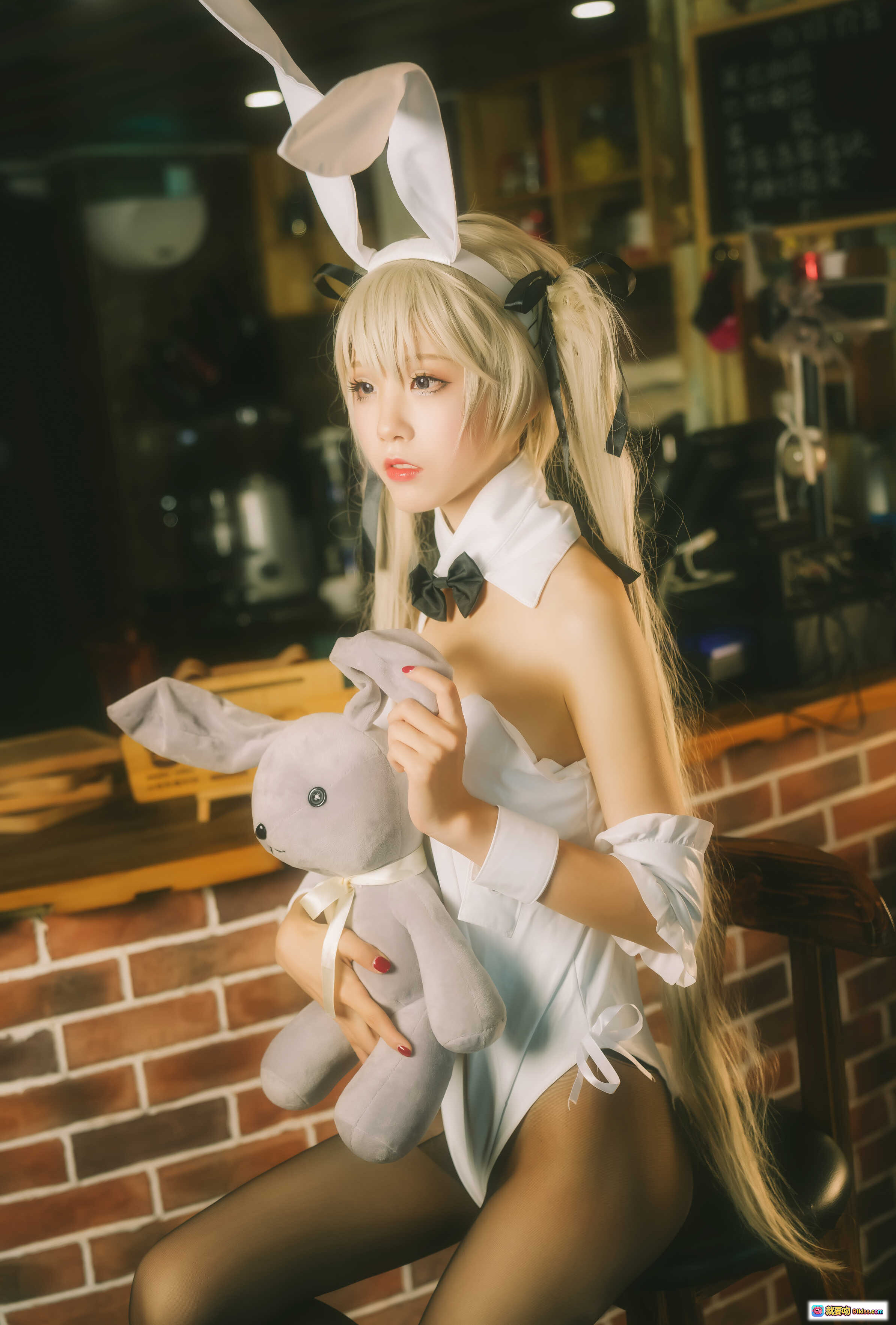 图片[9] - 水淼NO.023穹妹兔女郎COS写真｜白色紧身衣+兔耳发箍+黑蝴蝶结+长发少女+咖啡厅场景+可爱泰迪熊陪拍 - 就要吻