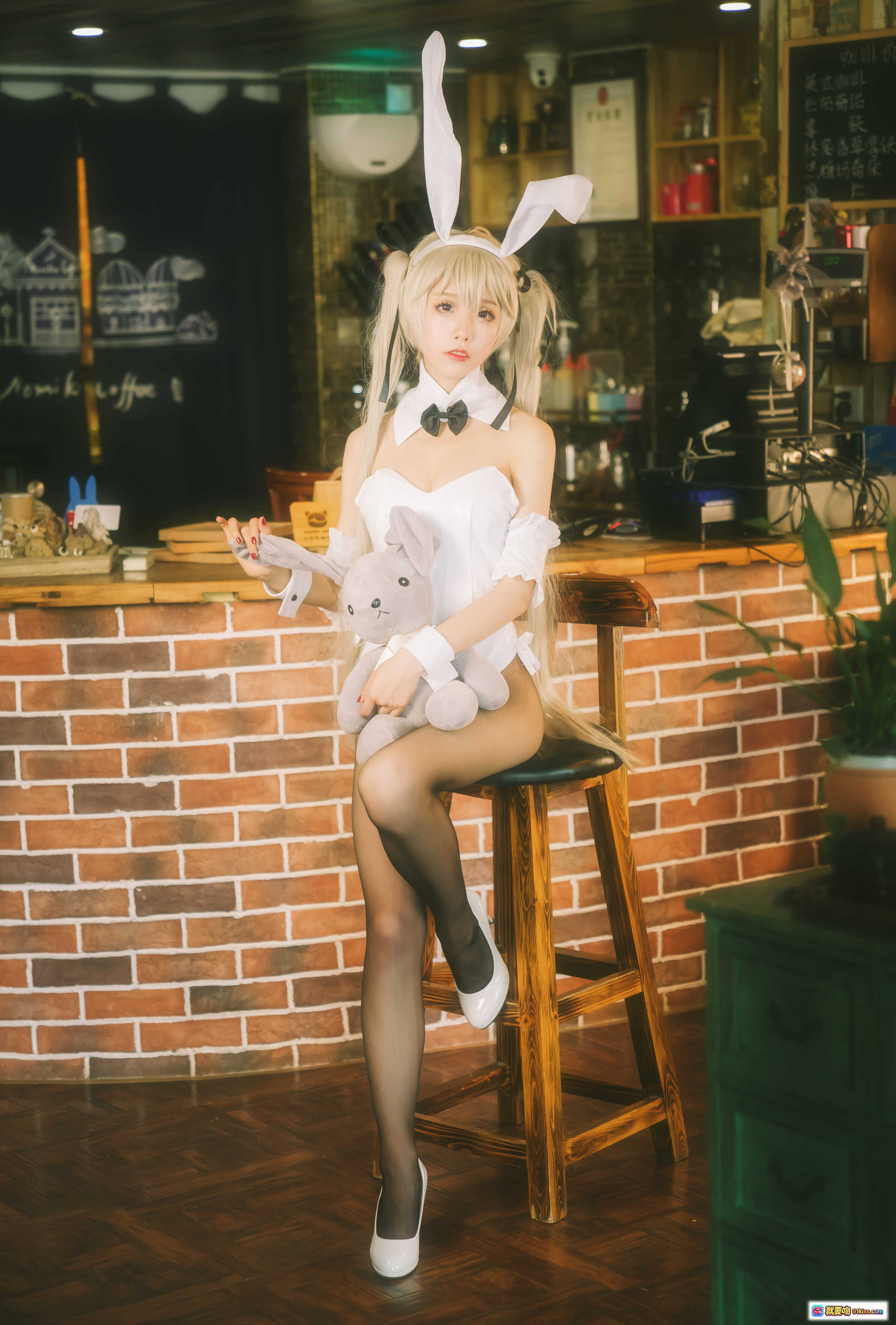 图片[7] - 水淼NO.023穹妹兔女郎COS写真｜白色紧身衣+兔耳发箍+黑蝴蝶结+长发少女+咖啡厅场景+可爱泰迪熊陪拍 - 就要吻
