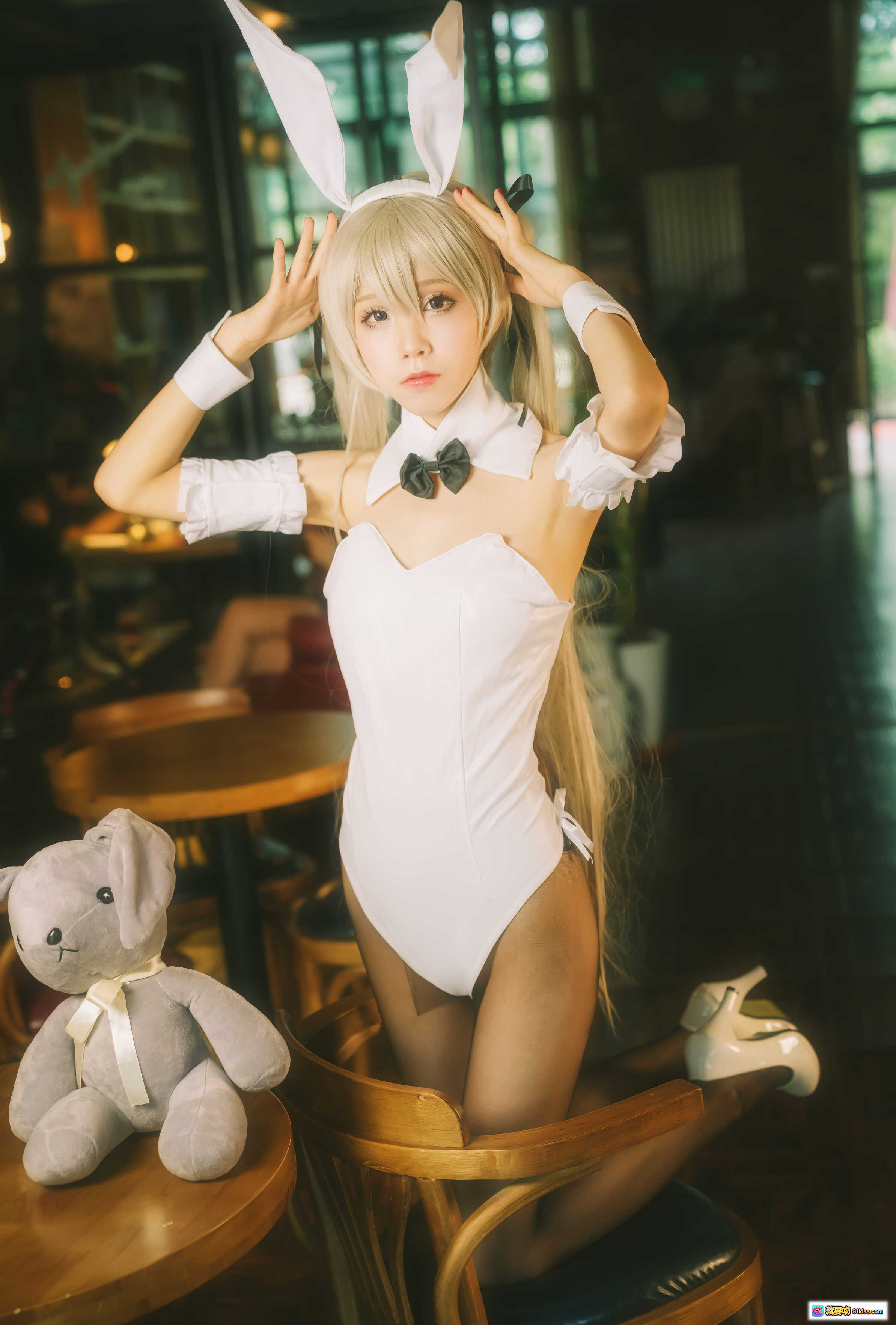 水淼NO.023穹妹兔女郎COS写真｜白色紧身衣+兔耳发箍+黑蝴蝶结+长发少女+咖啡厅场景+可爱泰迪熊陪拍 - 就要吻