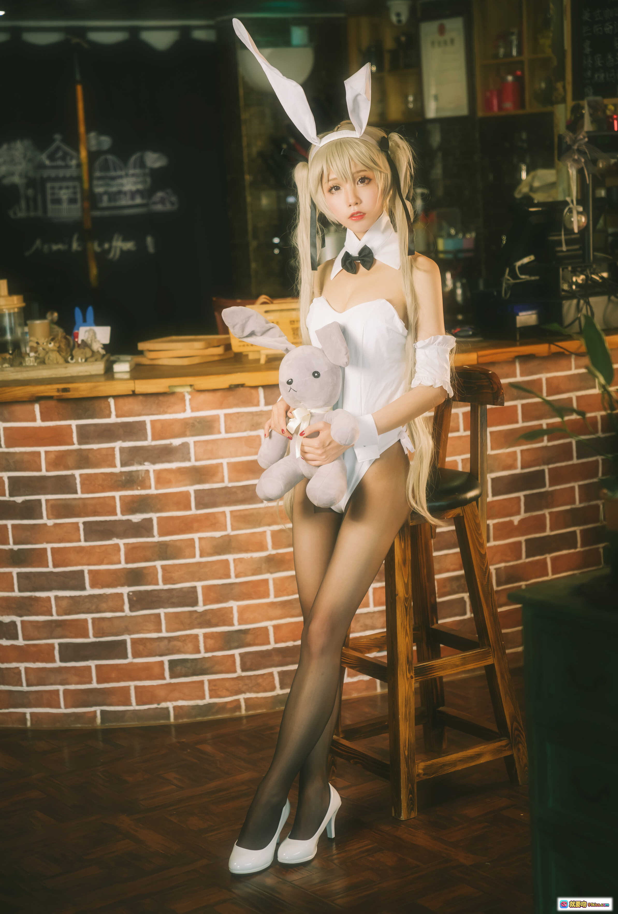 图片[8] - 水淼NO.023穹妹兔女郎COS写真｜白色紧身衣+兔耳发箍+黑蝴蝶结+长发少女+咖啡厅场景+可爱泰迪熊陪拍 - 就要吻