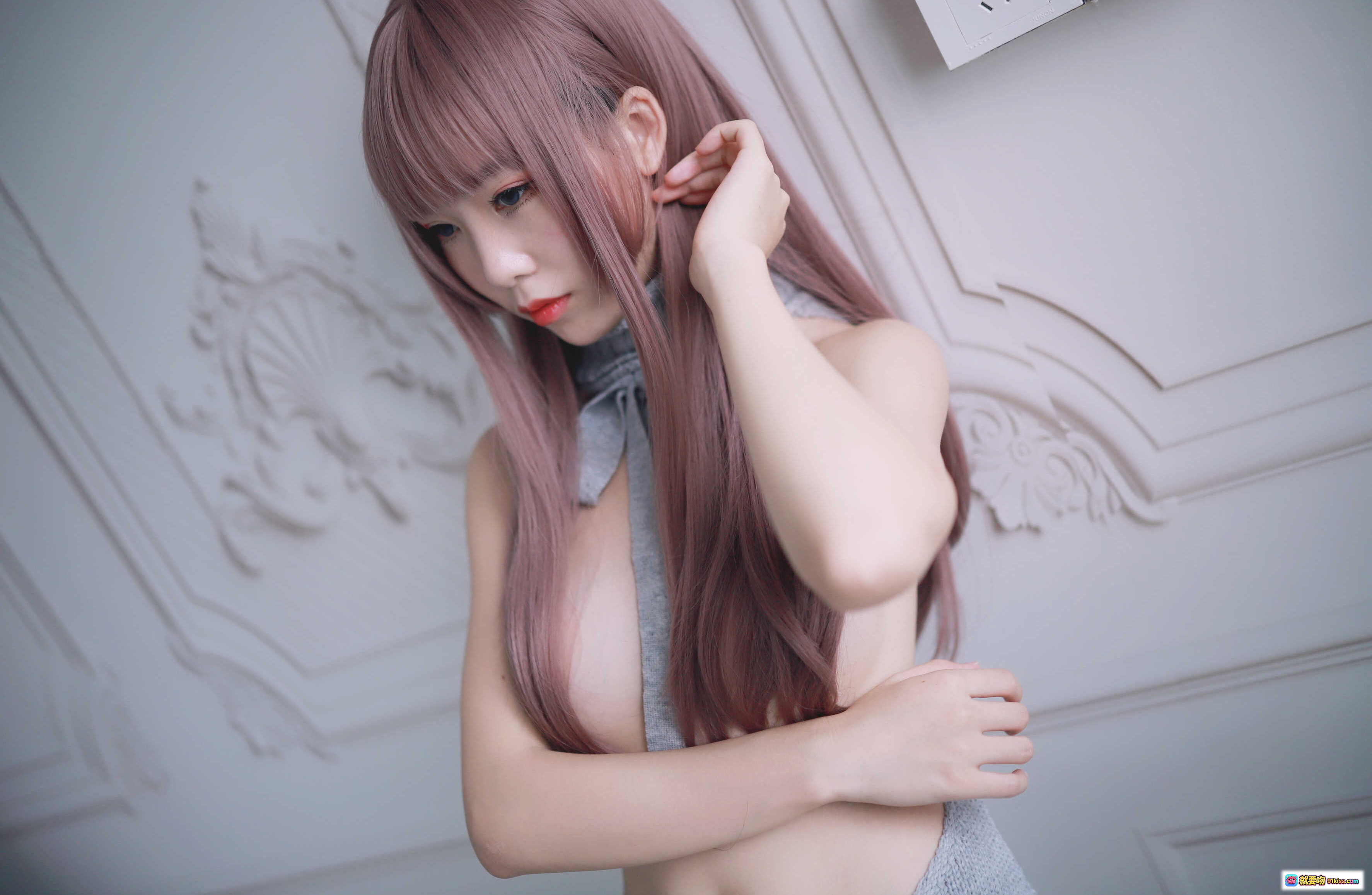 图片[7] - 抖娘利世NO.043露背毛衣写真 30P高清私房照 粉发少女性感背影 灰色针织衫诱惑姿态 - 就要吻