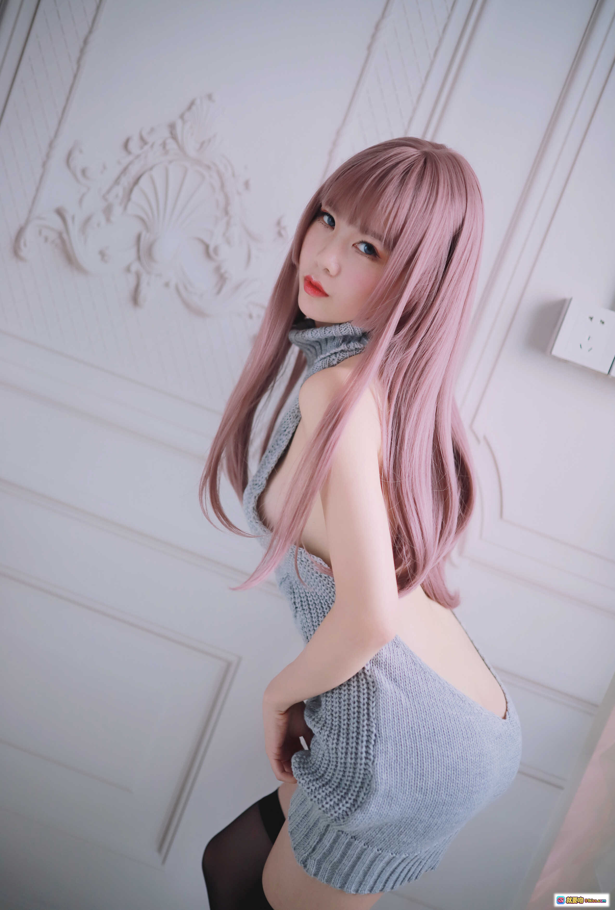 图片[6] - 抖娘利世NO.043露背毛衣写真 30P高清私房照 粉发少女性感背影 灰色针织衫诱惑姿态 - 就要吻