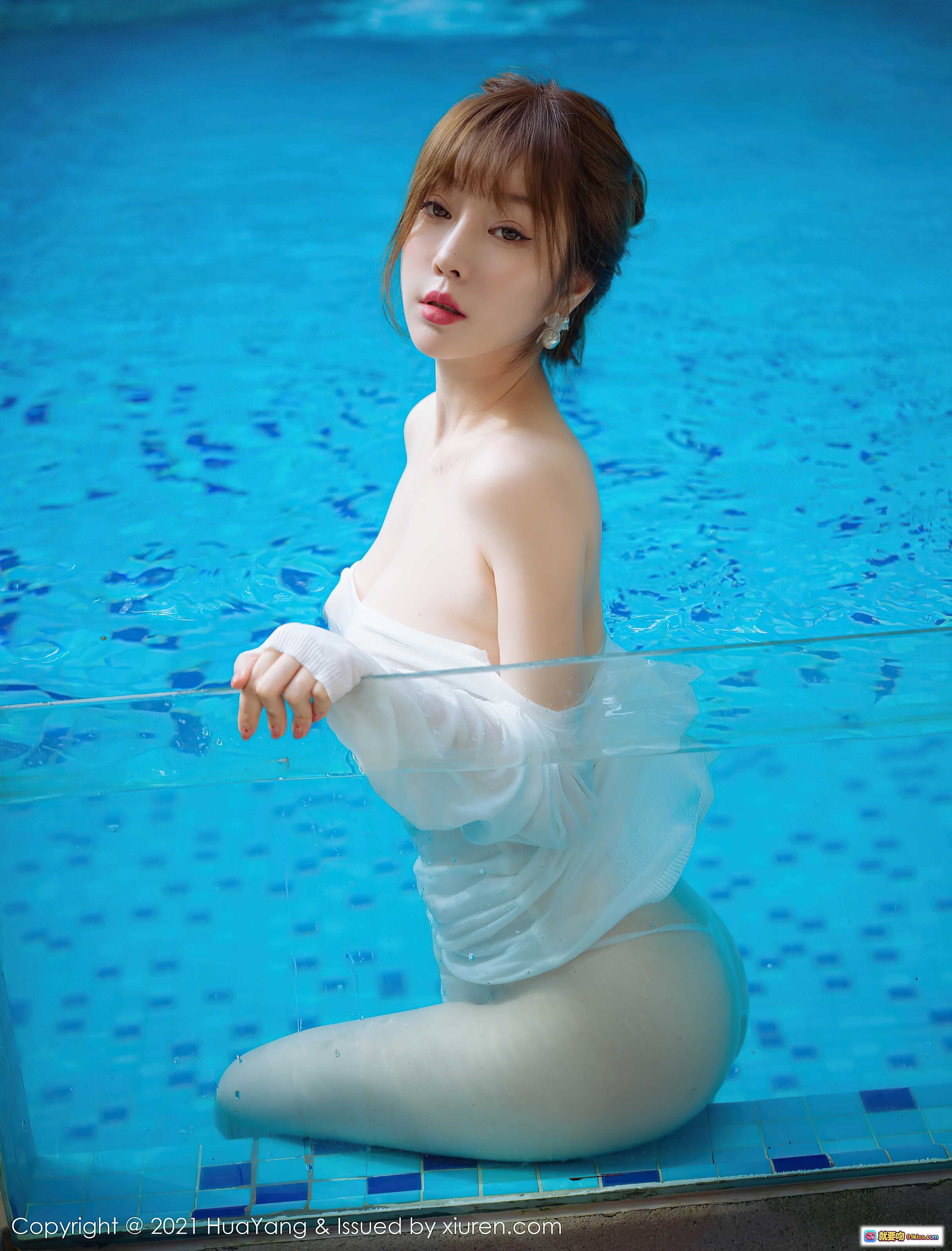 图片[8] - 王雨纯泳池写真｜白色透视上衣+丝袜美腿｜HuaYang花漾2021 Vol.429清新自然风户外拍摄 - 就要吻