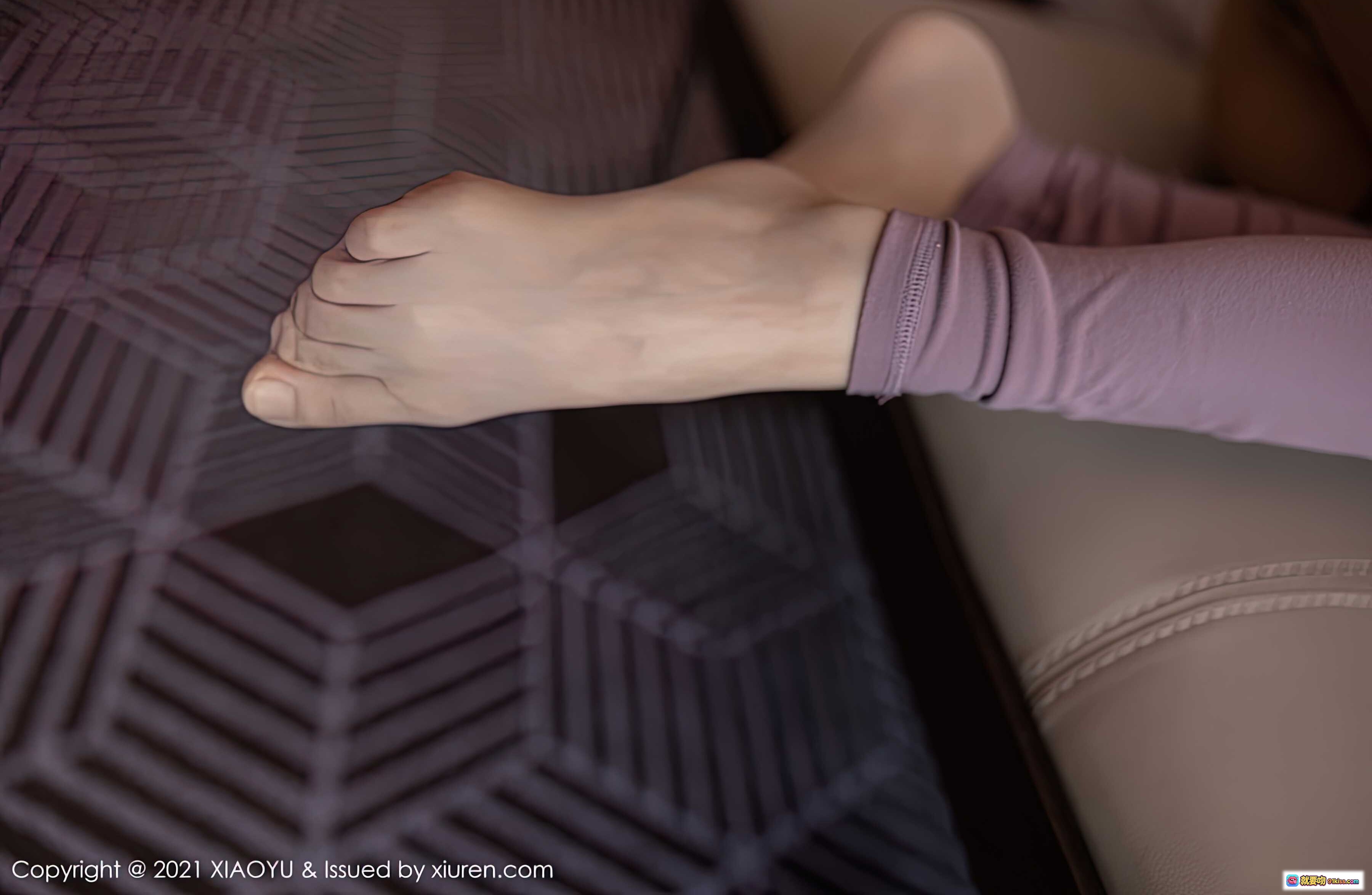 图片[4] - XIAOYU 2021.06.10 Vol.547 豆瓣酱 美女写真 白色吊带+紫色紧身裤 高跟鞋 办公椅姿势 窗边柔光 室内私房摄影 41P高清图集 - 就要吻